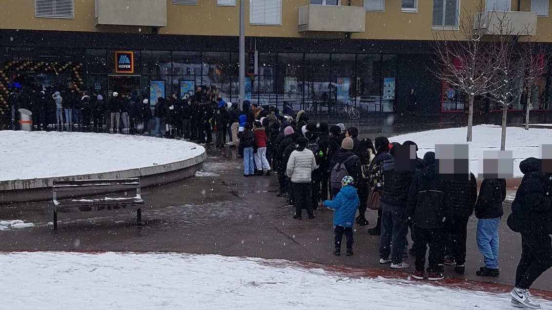 Wiener stehen für Gratis-Döner stundenlang im Schnee