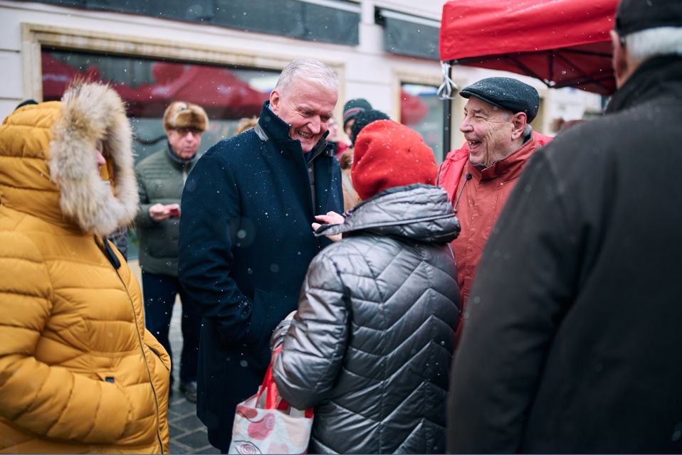 Franz Schnabl kämpft um Wählerstimmen, hier im Austausch mit Bürgern.