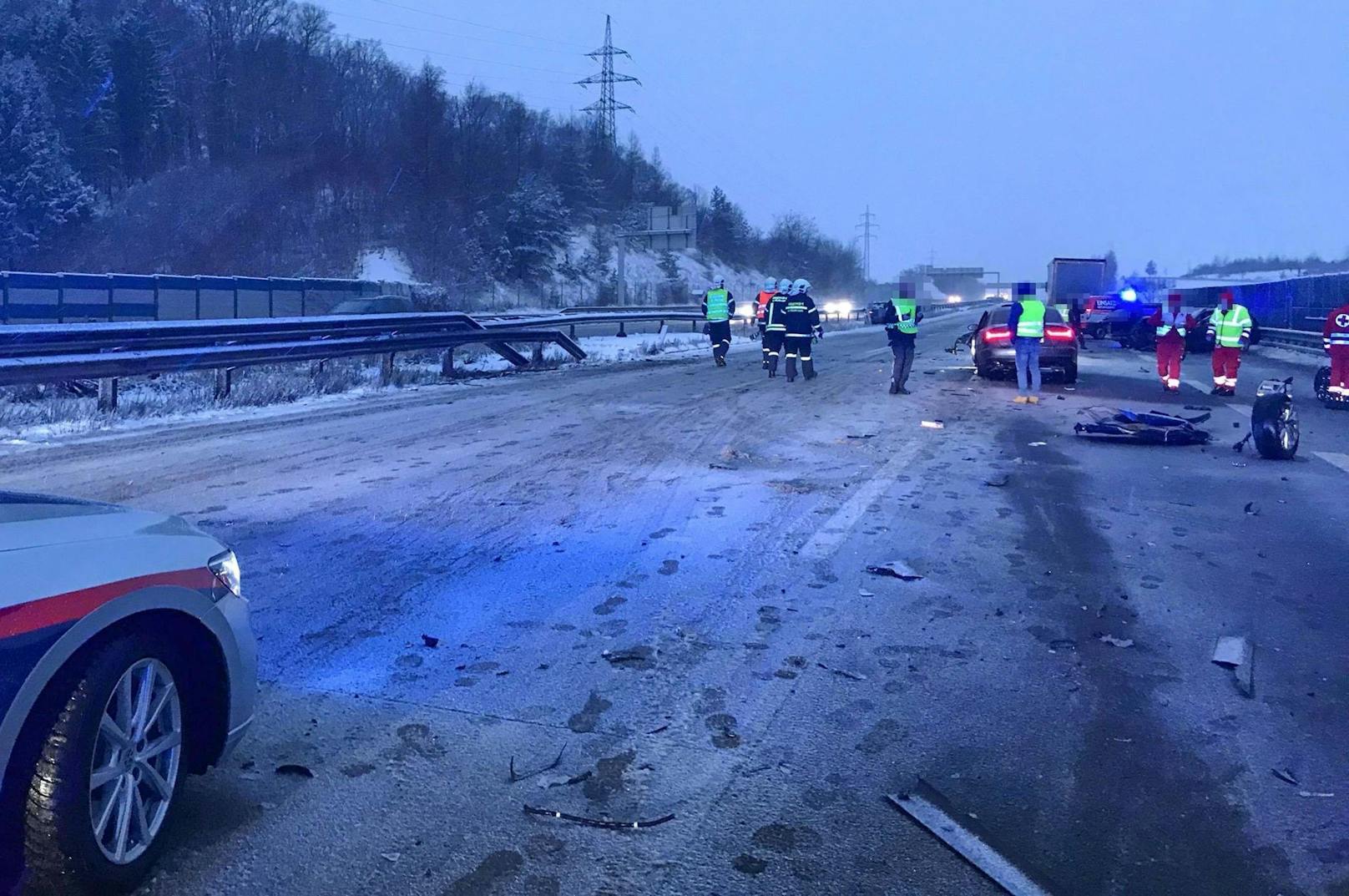 Der Crash ereignete sich bei winterlichen Fahrbedingungen.