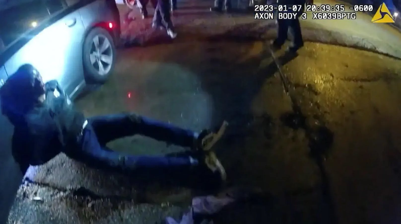 Schockierende Aufnahmen: Die Polizisten lehnen den schwer verletzten Nichols gegen ein Einsatzfahrzeug.