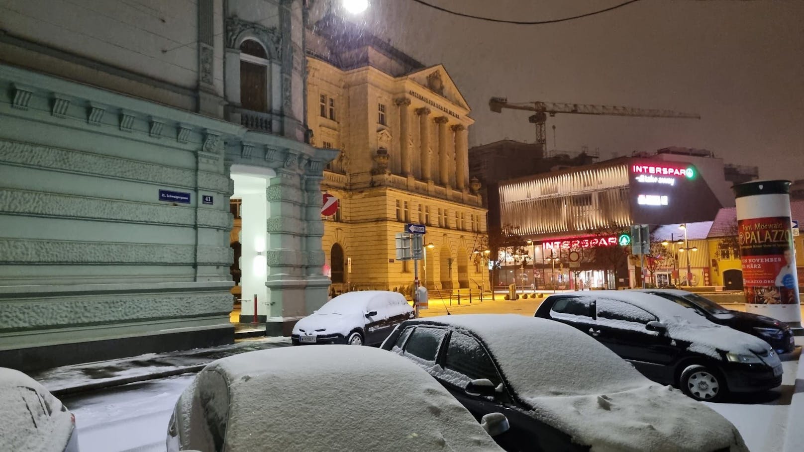 Wintereinbruch am Samstag in Wien! Eine Schnee-Walze ist über die Bundesstadt gerollt und hat sie weiß gefärbt. In mehreren Bezirken liegt Schnee.