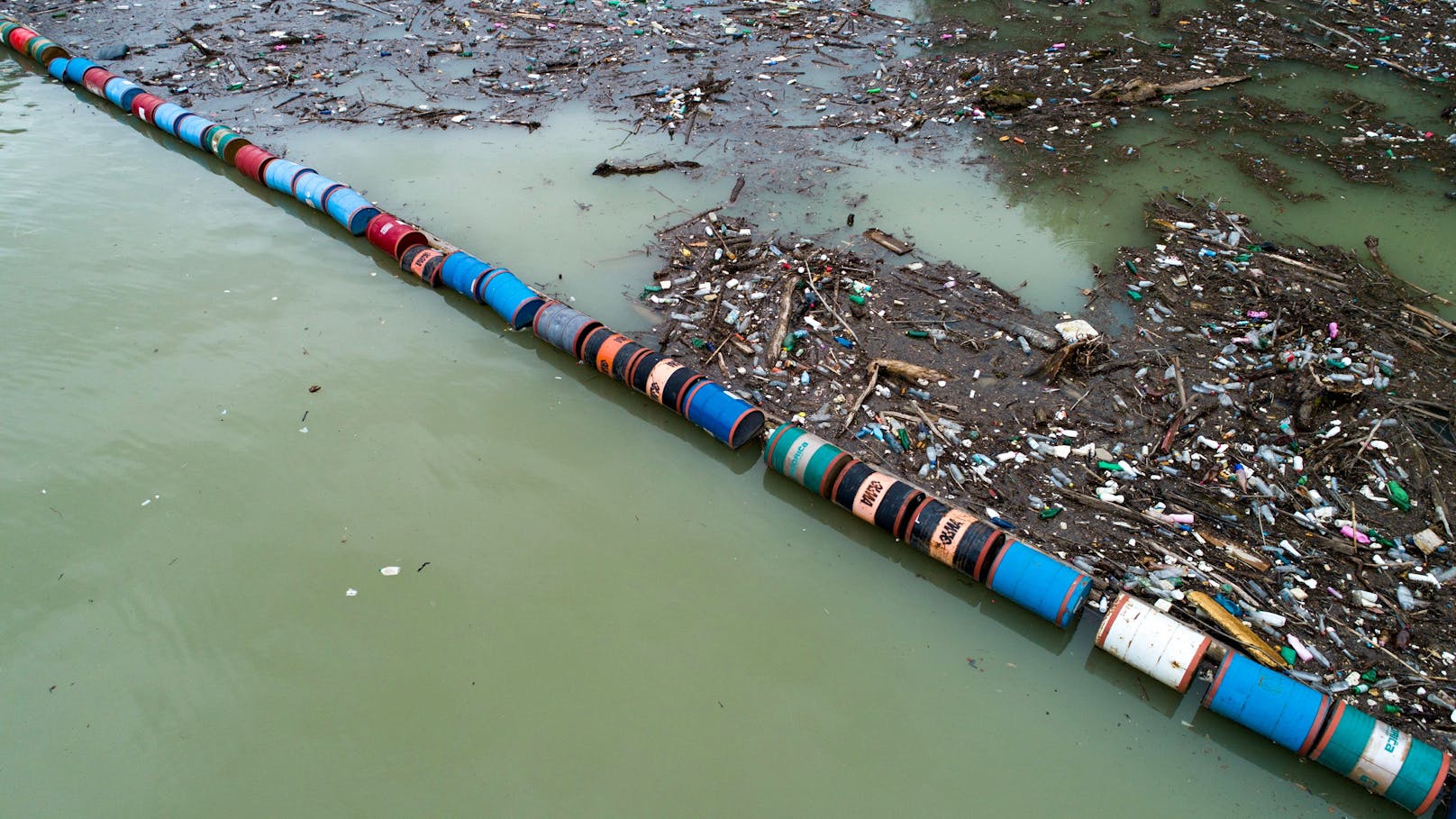 Seit Wochen tummelt sich Müll im Wasser – nun wurden sogar Barrikaden aufgestellt.