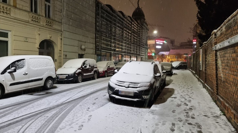 Wintereinbruch am Samstag in Wien! Eine Schnee-Walze ist über die Bundesstadt gerollt und hat sie weiß gefärbt. In mehreren Bezirken liegt Schnee.