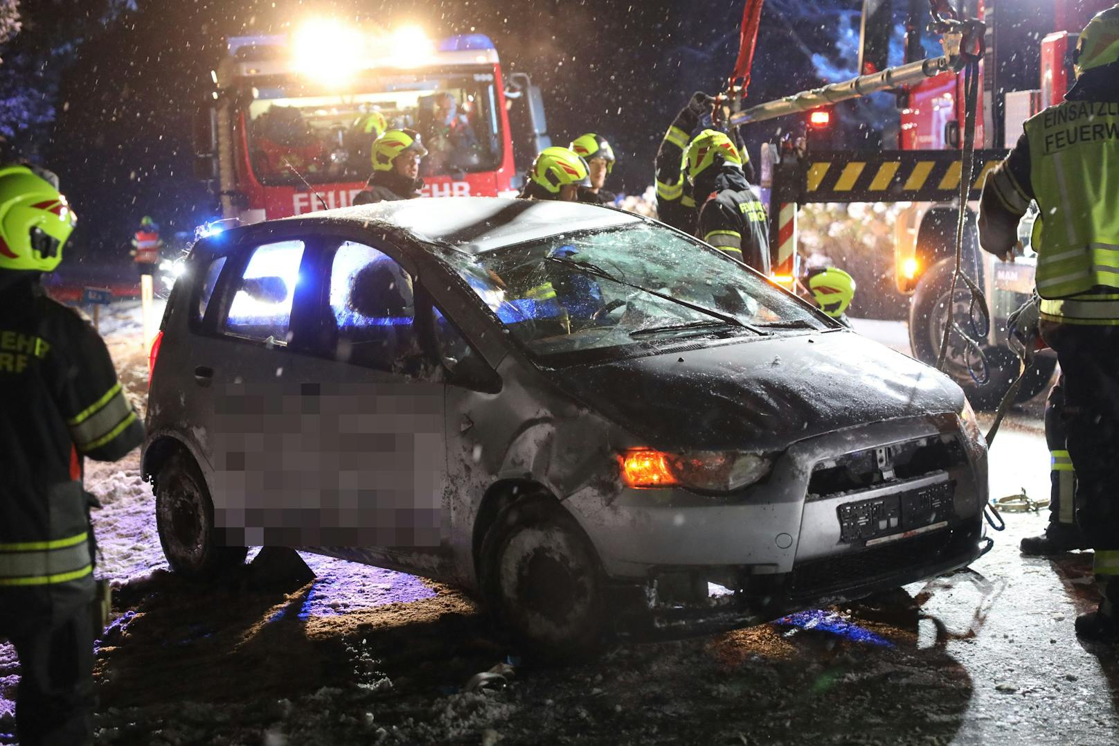 In Kremsmünster (Bezirk Kirchdorf an der Krems) hat sich in der Nacht auf Samstag ein Auto überschlagen. Der Pkw-Überschlag endete ersten Angaben nach glimpflich.