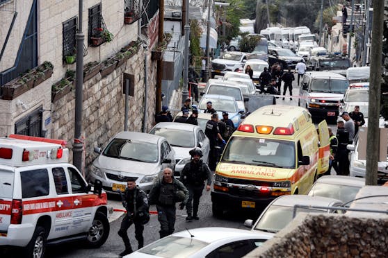 Nachdem es bereits am Freitagabend in Ostjerusalem zu einem Anschlag mit sieben Toten gekommen ist, fielen am Samstagmorgen wieder Schüsse.