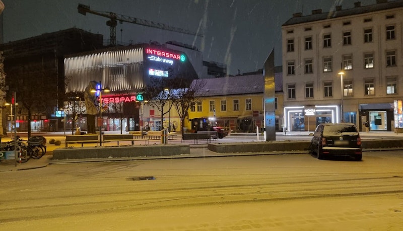 Wintereinbruch am Samstag in Wien! Eine Schnee-Walze ist über die Bundesstadt gerollt und hat sie weiß gefärbt. In mehreren Bezirken liegt Schnee.