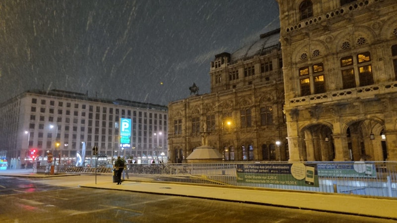 Wintereinbruch am Samstag in Wien! Eine Schnee-Walze ist über die Bundesstadt gerollt und hat sie weiß gefärbt. In mehreren Bezirken liegt Schnee.