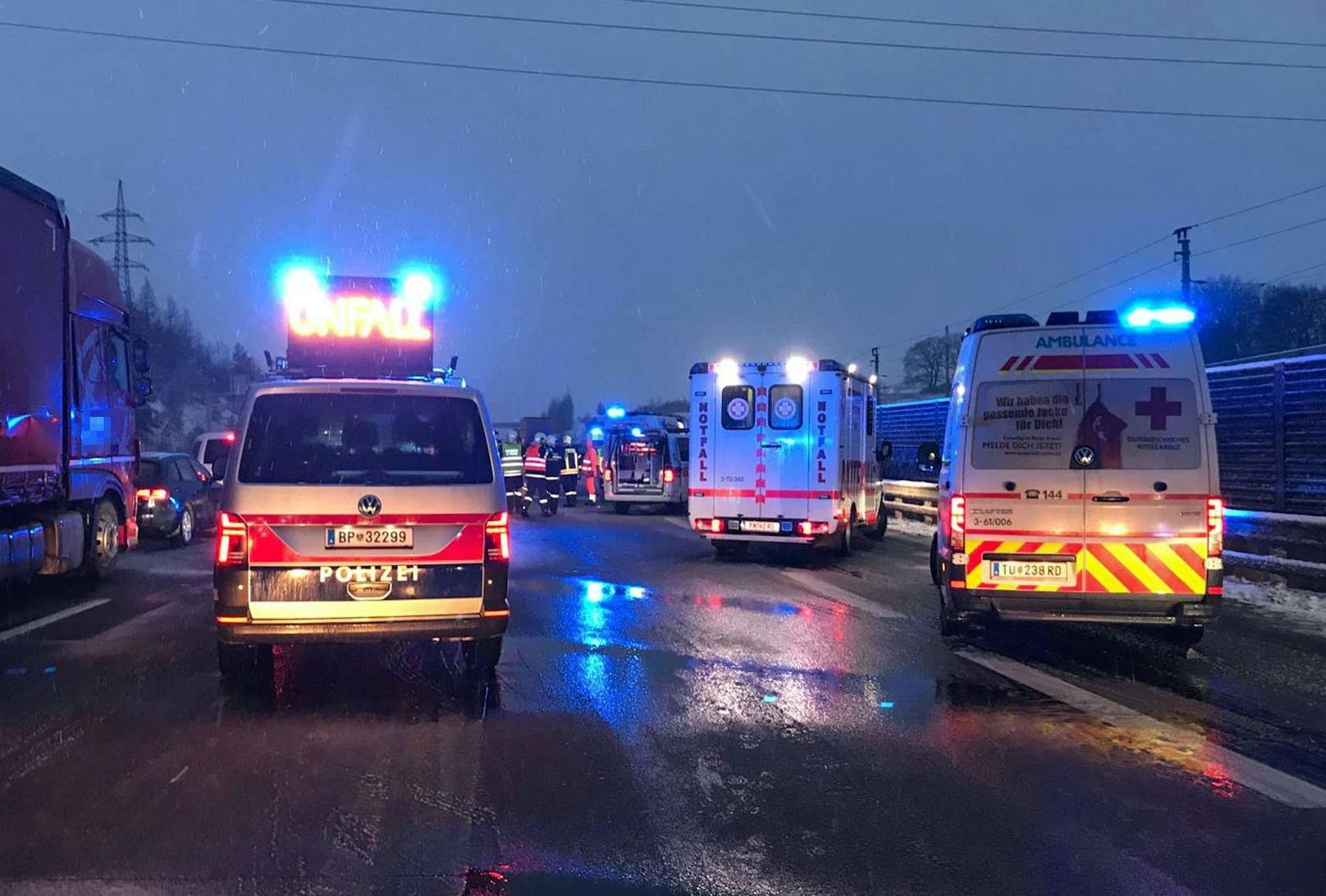 Unfalldrama auf der A1 bei St. Pölten: Mehrere Rettungswagen vor Ort