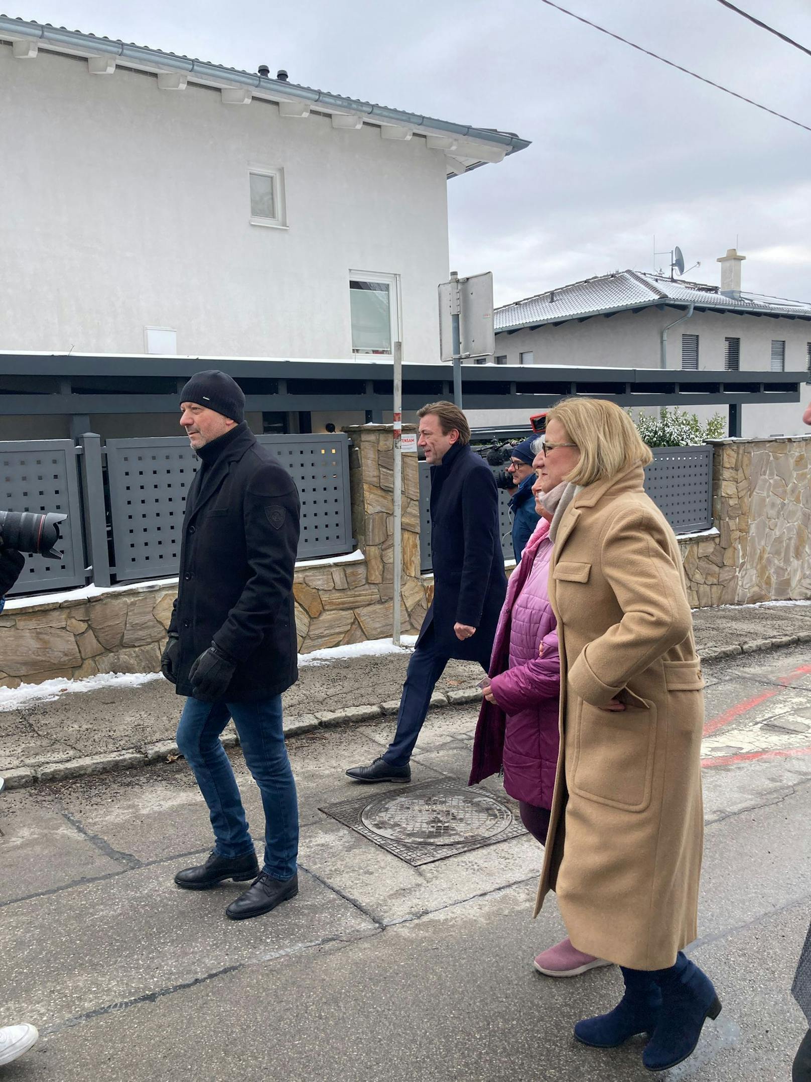 Landeshauptfrau Johanna Mikl-Leitner wurde nach ihrer Stimmabgabe im Wahllokal von Klima-Aktivisten belagert.