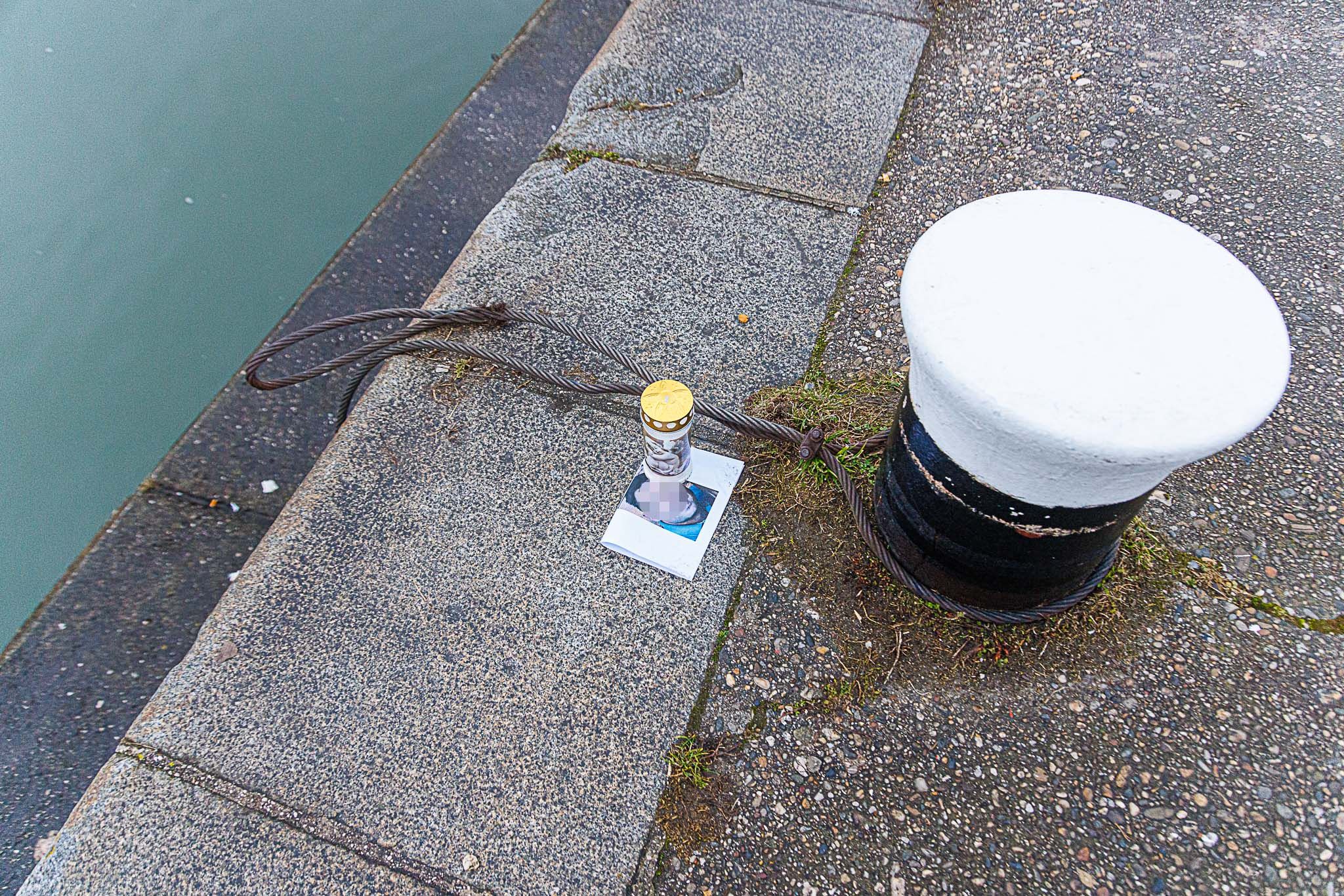 Am Donauufer finden sich die ersten Trauerbekundungen. Hier ein Foto samt Kerze.