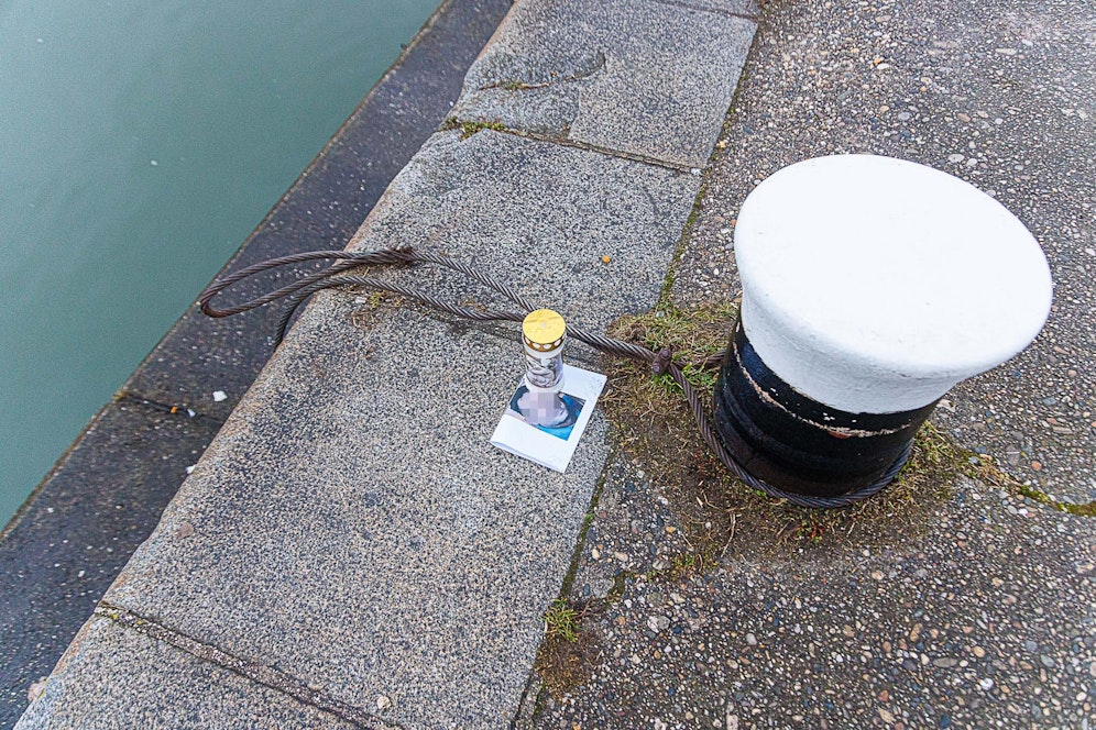 Am Donauufer finden sich die ersten Trauerbekundungen. Hier ein Foto samt Kerze.