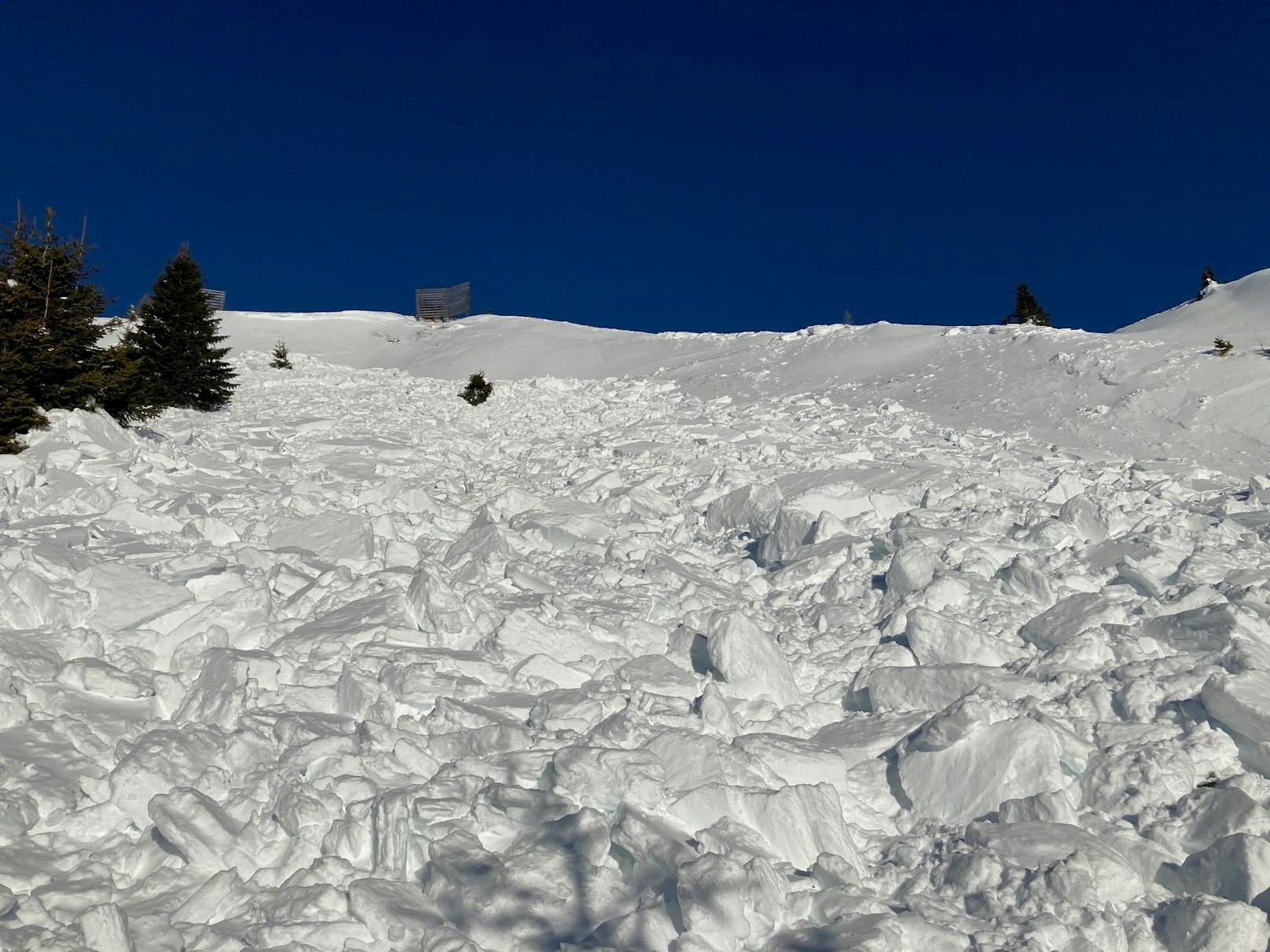 Unterhalb der Gontalscharte (in circa 1.800 Meter Seehöhe) wurde der Schitourengeher von einem vermutlich selbst ausgelösten Schneebrett erfasst, mitgerissen und verschüttet.