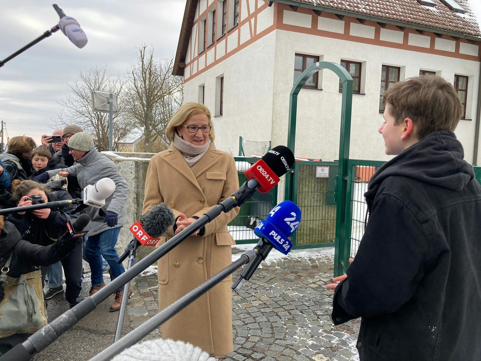 Landeshauptfrau Johanna Mikl-Leitner wurde nach ihrer Stimmabgabe im Wahllokal von Klima-Aktivisten belagert.