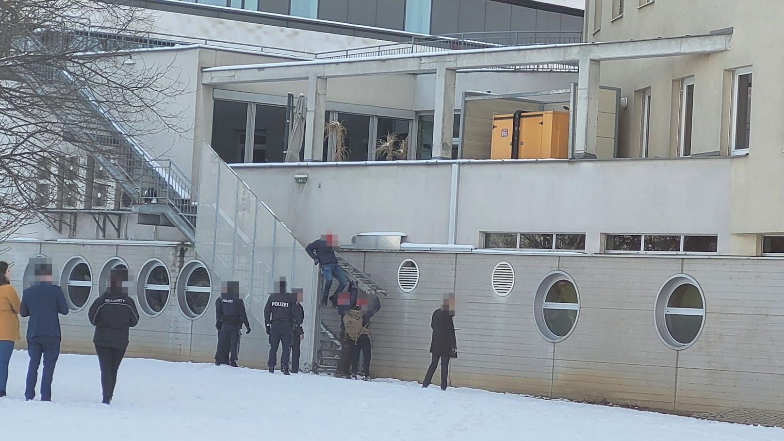 Sturm auf ÖVP-Zentrale - drei Täter festgenommen - hier ein Foto des Polizeieinsatzes.