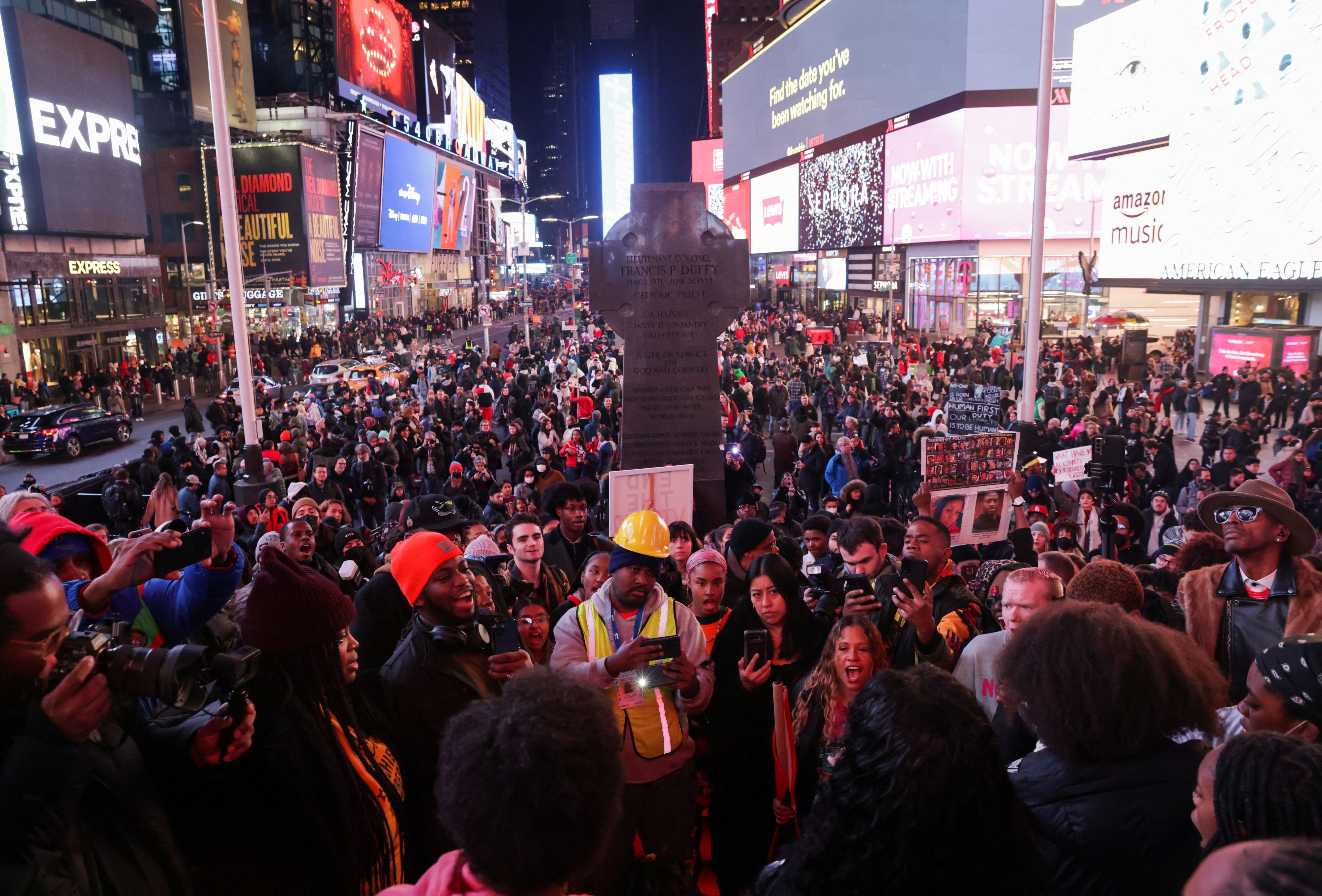 People take part in a protest following the release of a video showing police officers beating Tyre Nichols, the young Black man who died three days after he was pulled over while driving during a traffic stop by Memphis police officers, in New York, U.S., January 28, 2023. REUTERS/Jeenah Moon