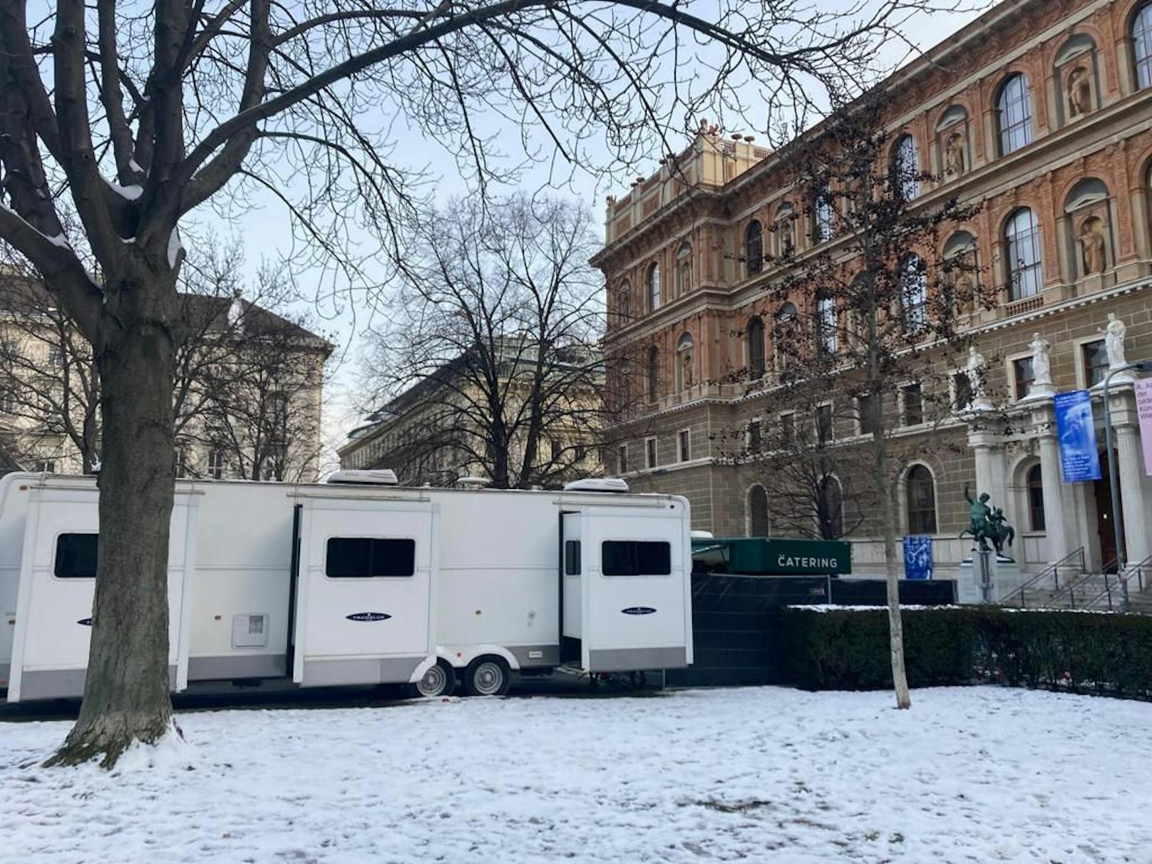 Kate Winslet, Hugh Grant und Co. drehen jetzt in Wien die Serie "The Palace". Am Schillerplatz in der City stehen die Wohnwägen für Crew und Cast.