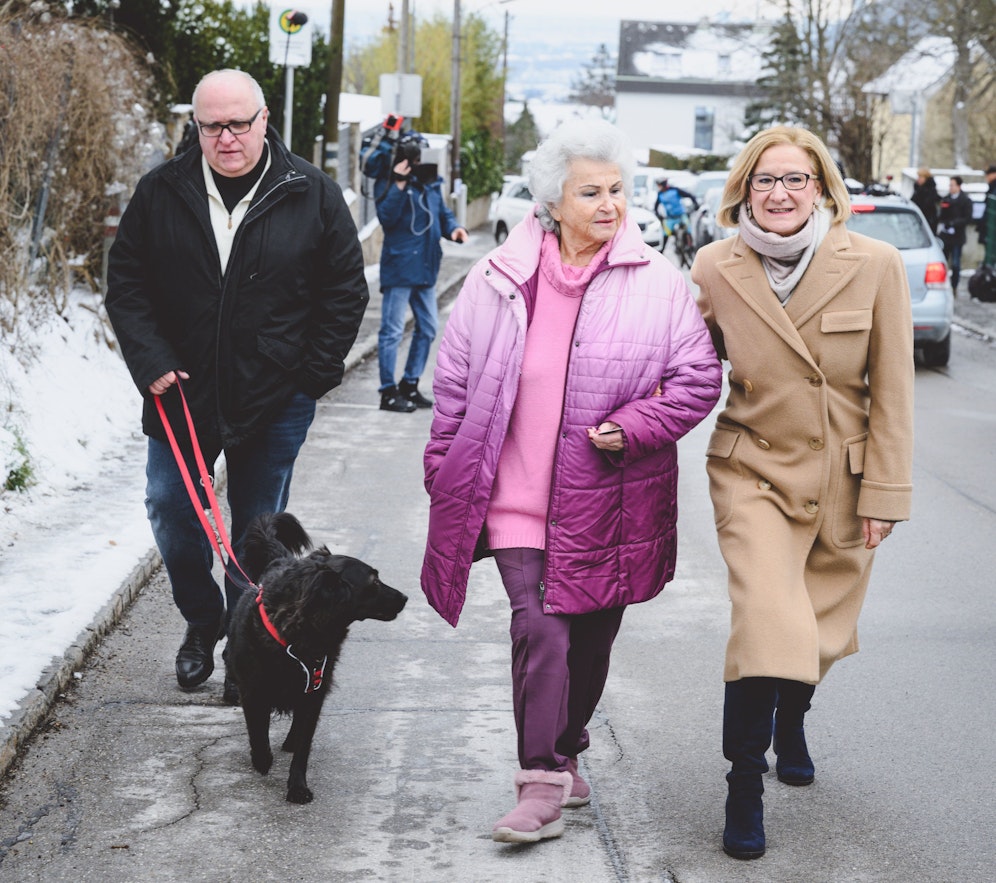 Niederösterreichs Landeshauptfrau Mikl-Leitner (rechts) - hier mit ihrem Ehemann. Eine Nachbarin gesellte sich dazu (Mitte).