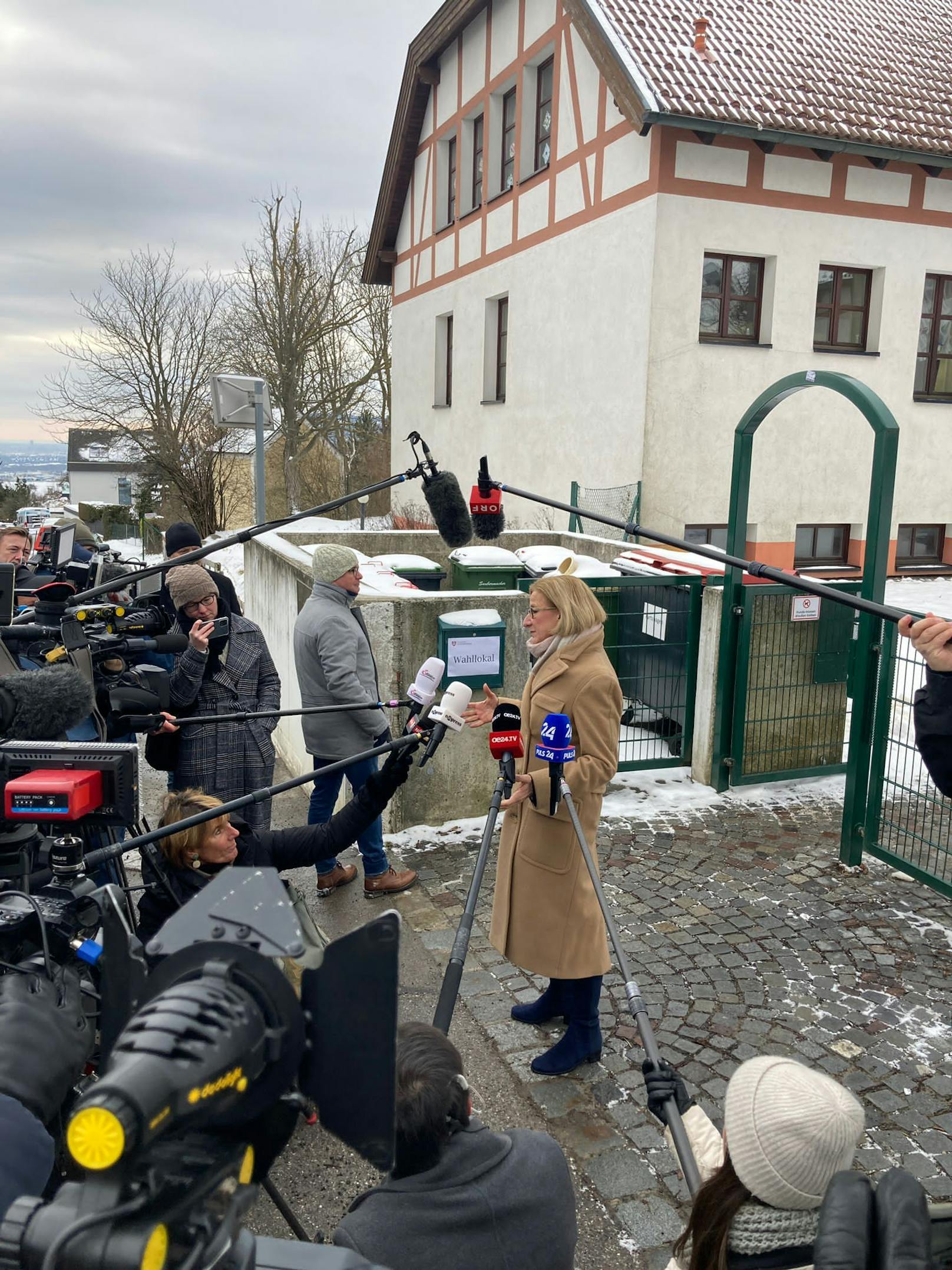 Landeshauptfrau Johanna Mikl-Leitner wurde nach ihrer Stimmabgabe im Wahllokal von Klima-Aktivisten belagert.