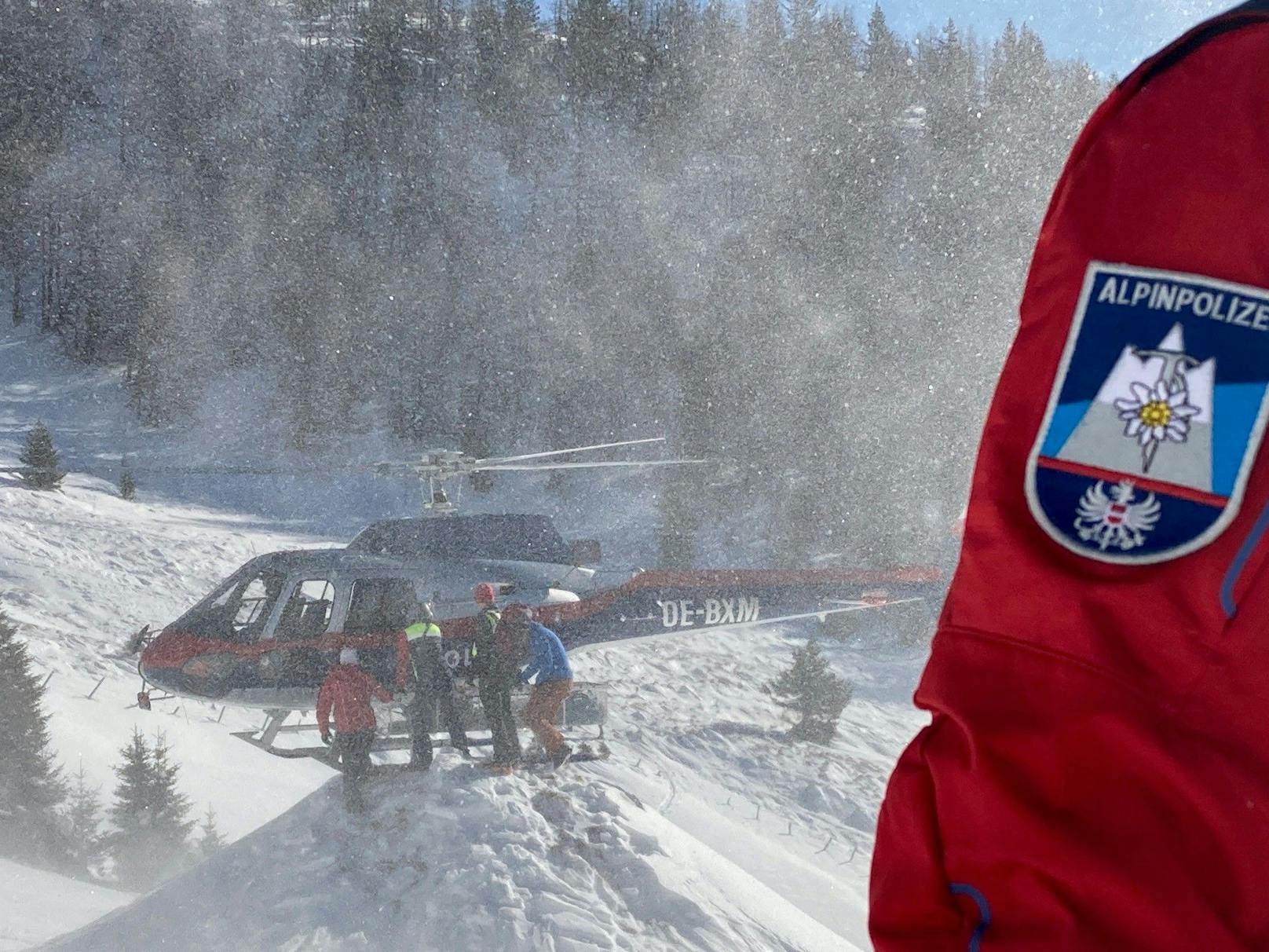 Als der Tourengeher nicht nach Hause zurückkehrte, wurde nach der Anzeigenerstattung am 29.01.2023 eine Suchaktion mit dem Polizeihubschrauber unter Beteiligung der Bergrettung und Alpinpolizei durchgeführt. Für den Mann kam aber bereits jede Hilfe zu spät.