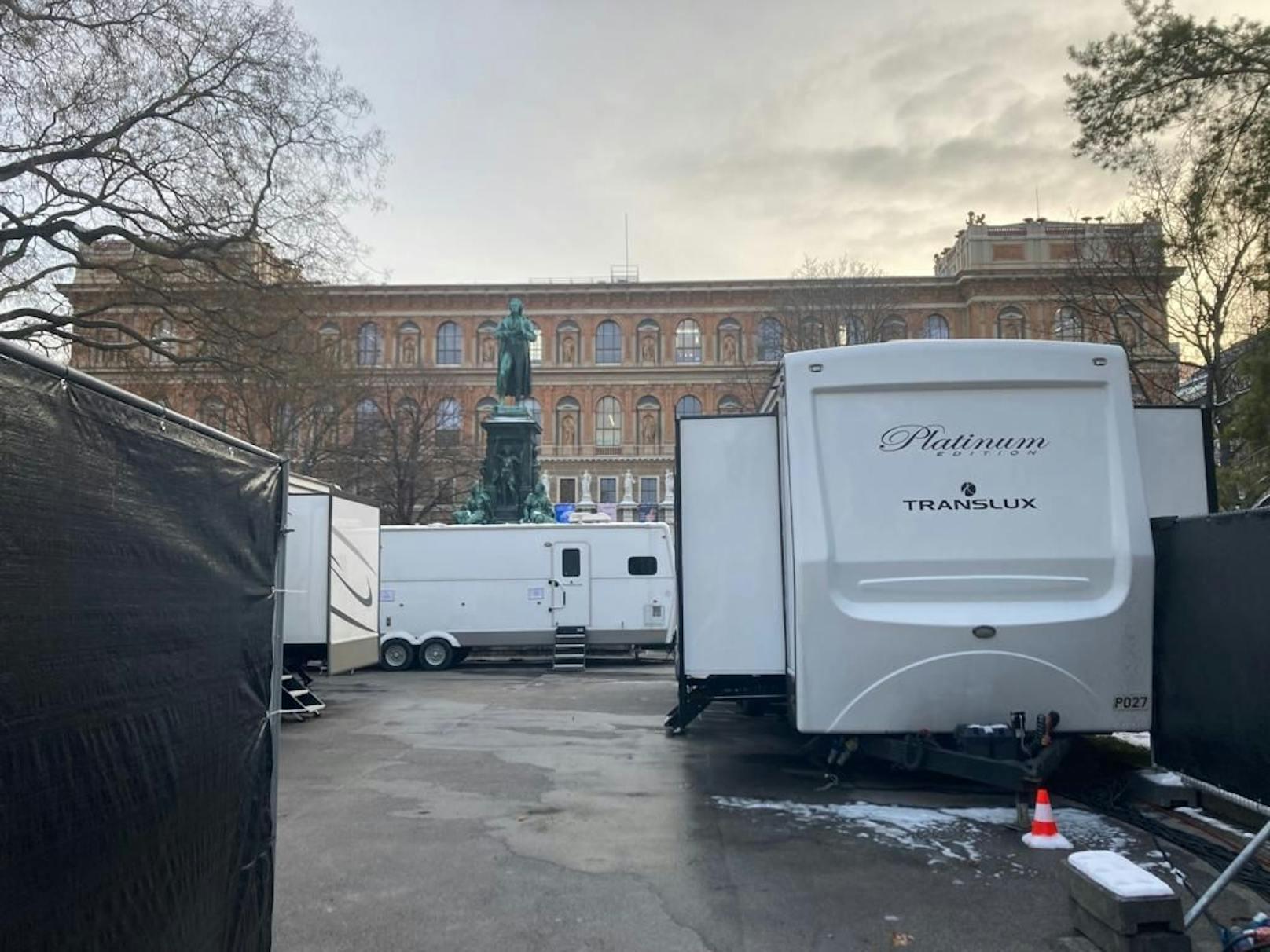 Kate Winslet, Hugh Grant und Co. drehen jetzt in Wien die Serie "The Palace". Am Schillerplatz in der City stehen die Wohnwägen für Crew und Cast.