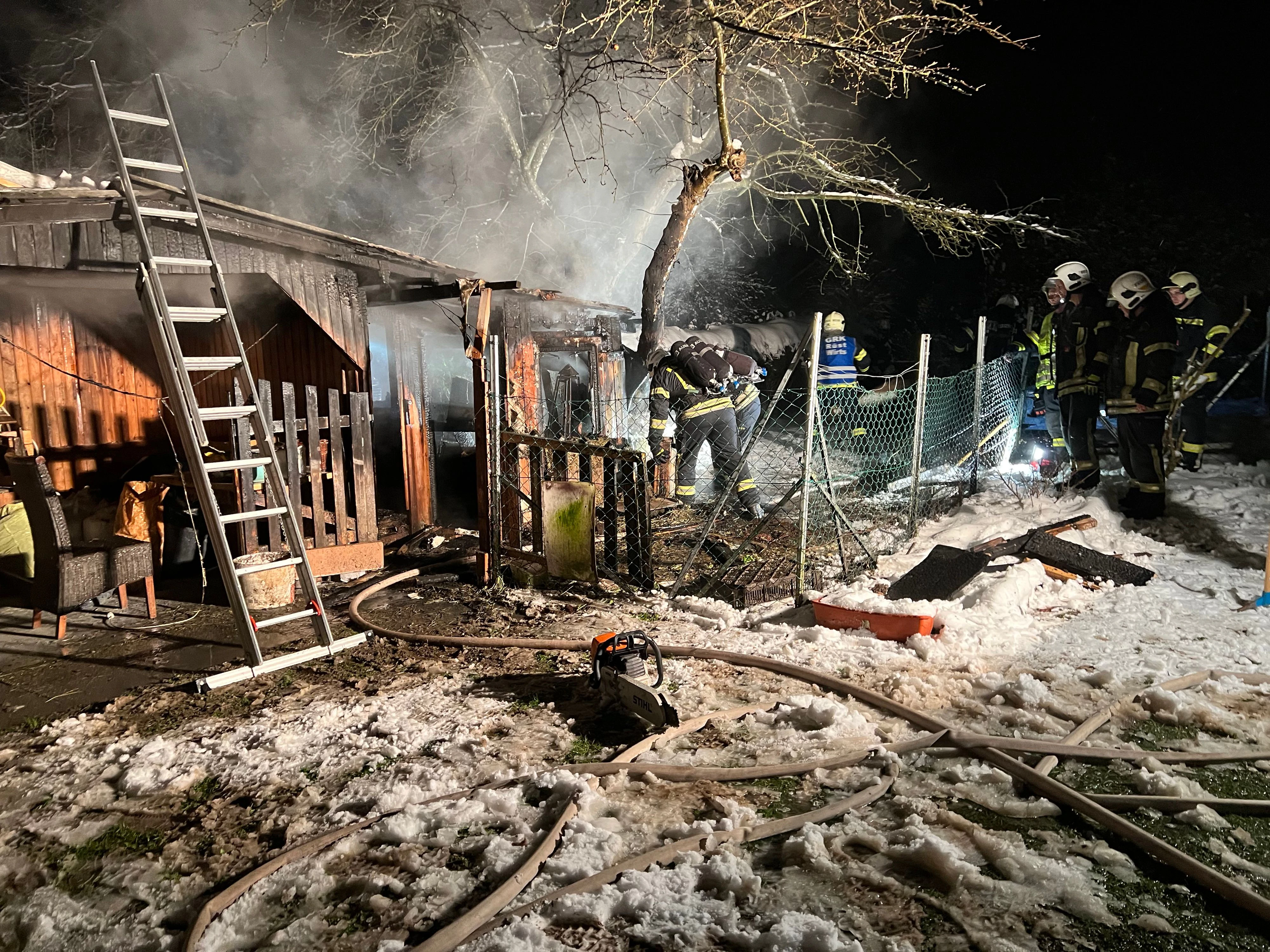 Kleintierstall brannte: Feuerwehr im Löscheinsatz