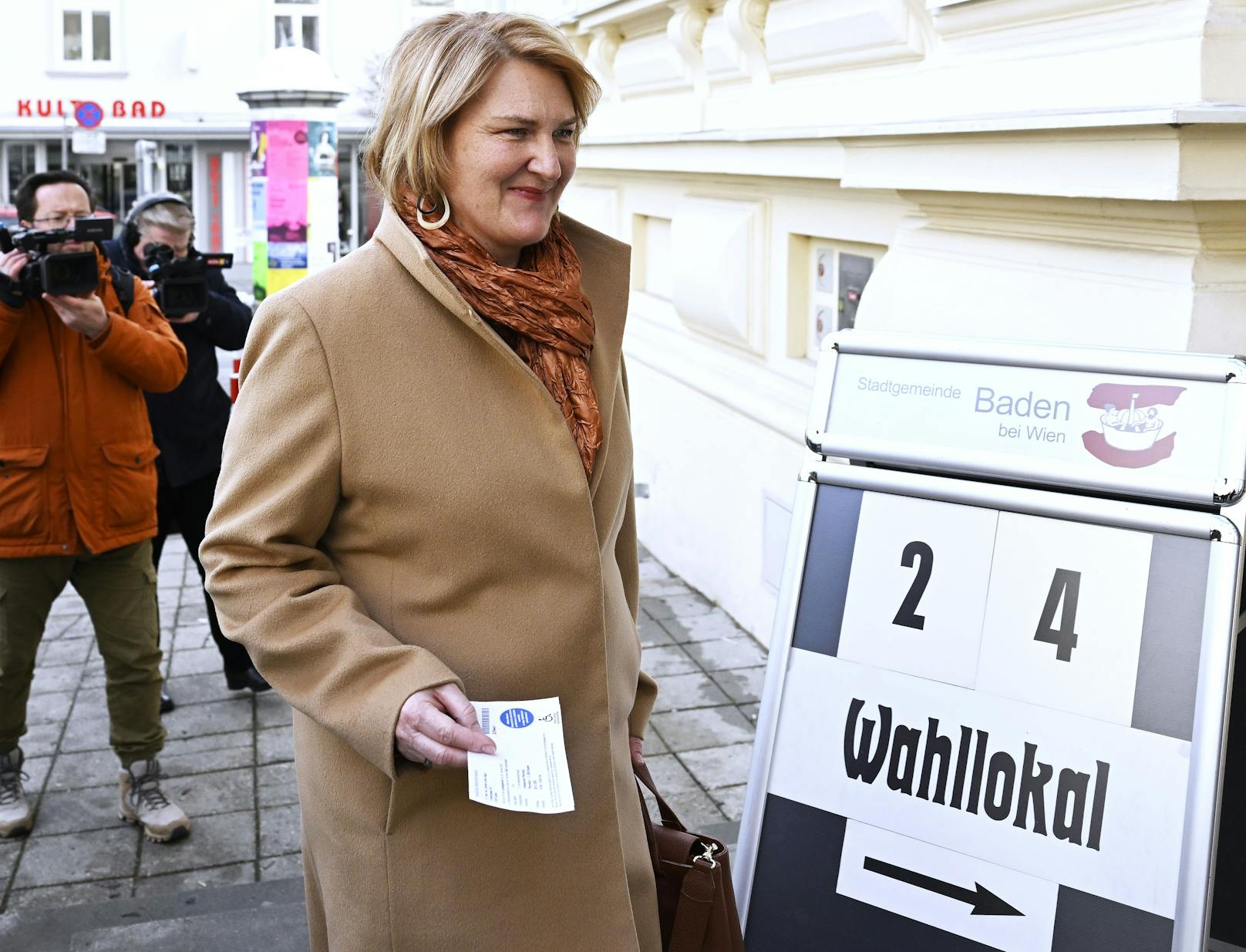 Die grüne Spitzenkandidatin Helga Krismer bei ihrer Stimmabgabe