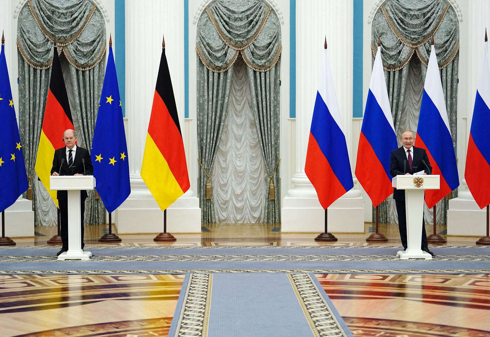 Deutschlands Kanzler Olaf Scholz und Kreml-Chef Wladimir Putin