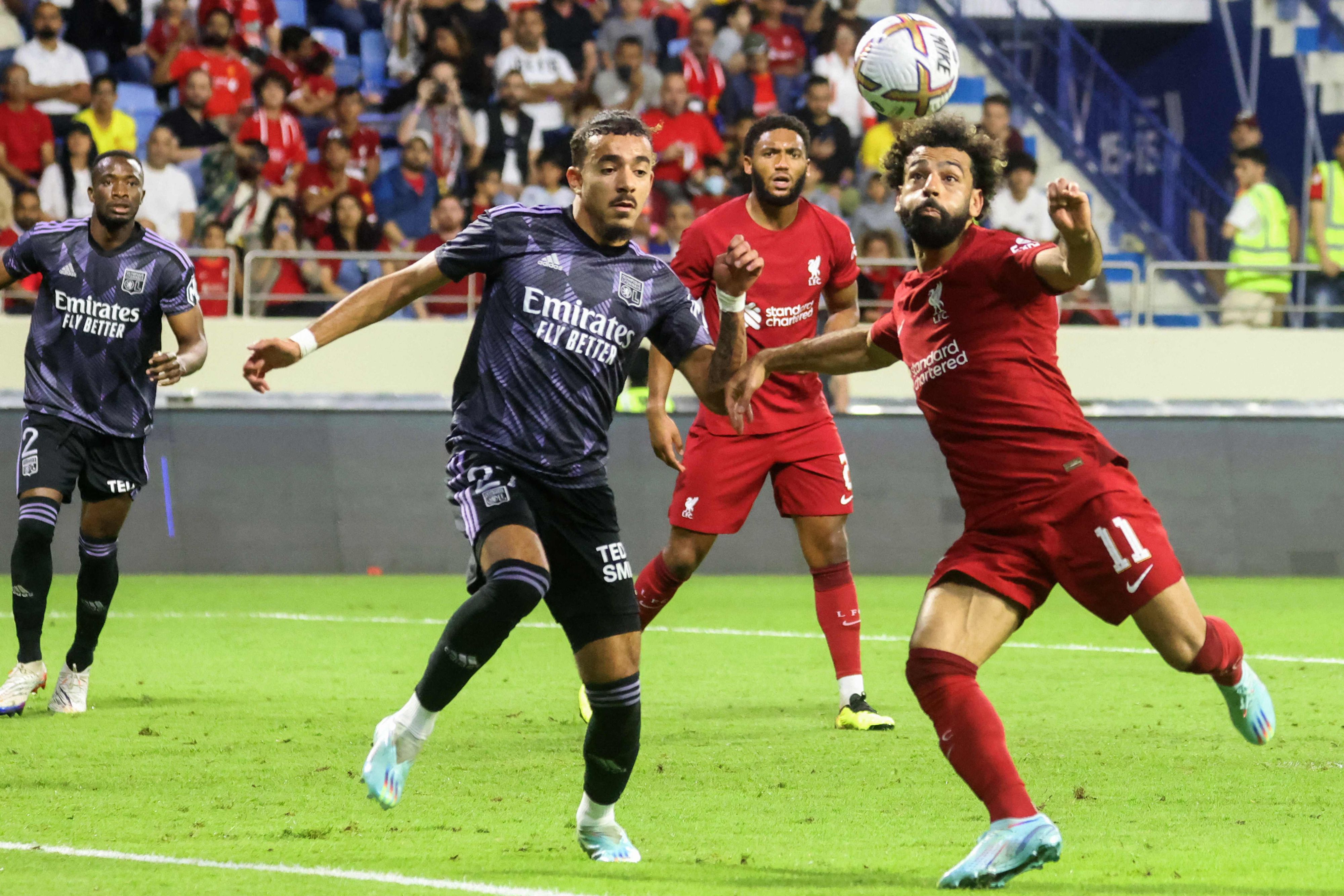 Malo Gusto im Zweikampf mit Mo Salah.