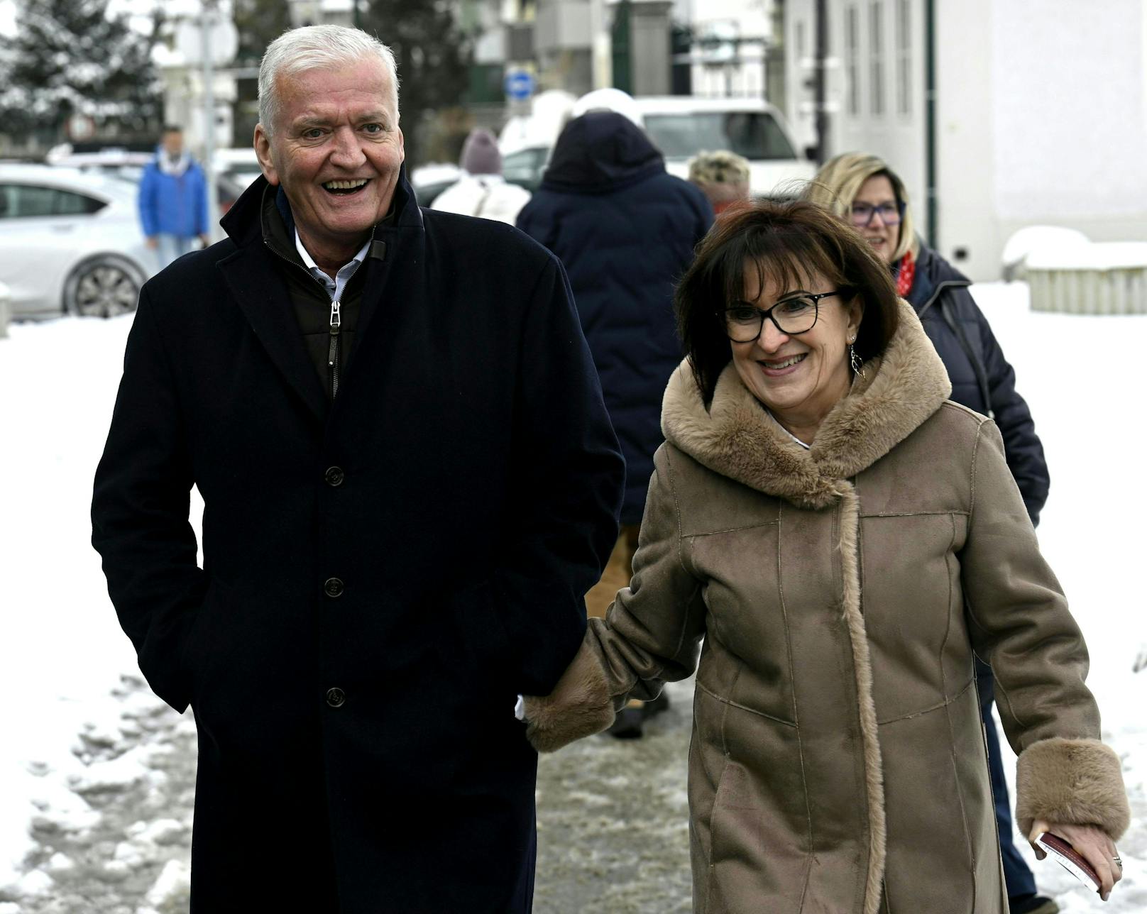SPÖ-Spitzenkandidat Franz Schnabl (l.) mit Ehefrau Rosemarie anlässlich seiner Stimmabgabe am Sonntag, 29. Jänner 2023.