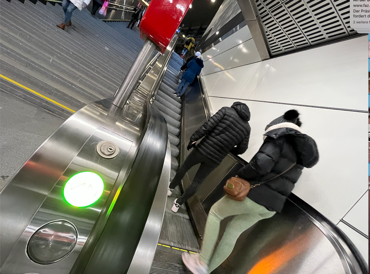 Mittlerweile ist die Rolltreppe seit einer Woche in Betrieb. 