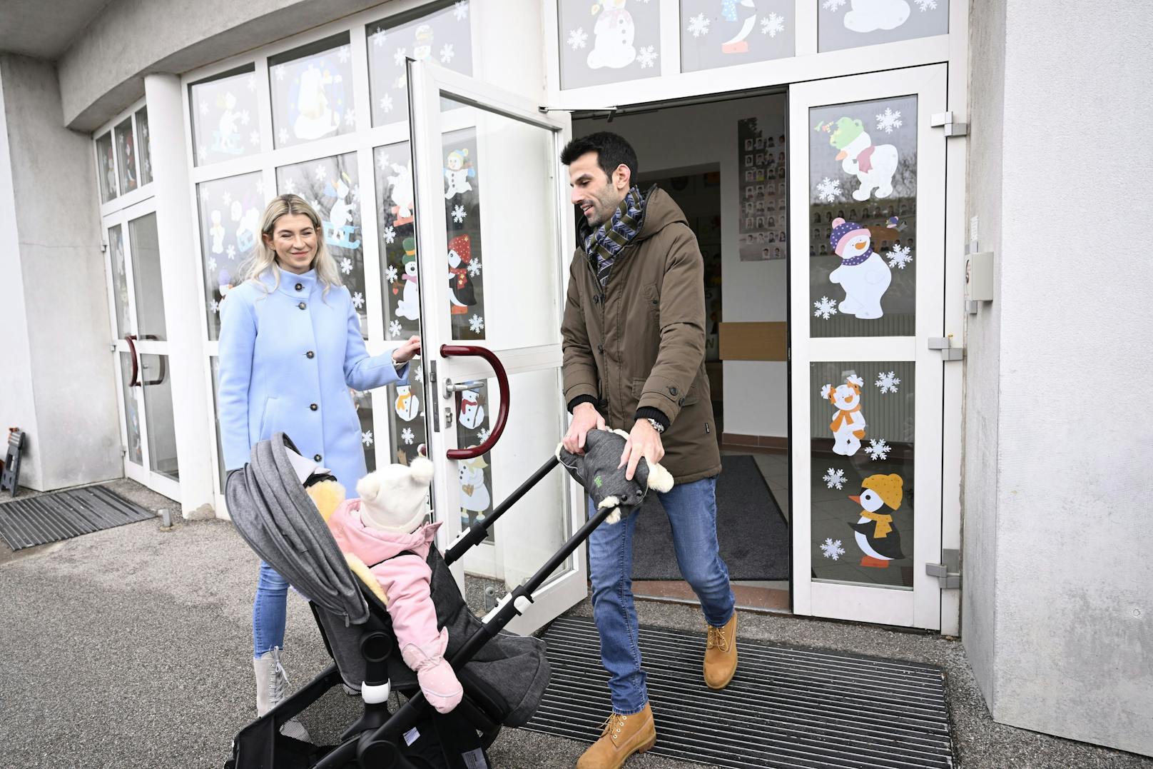 Udo Landbauer kam mit Frau und Baby zum Wahllokal.