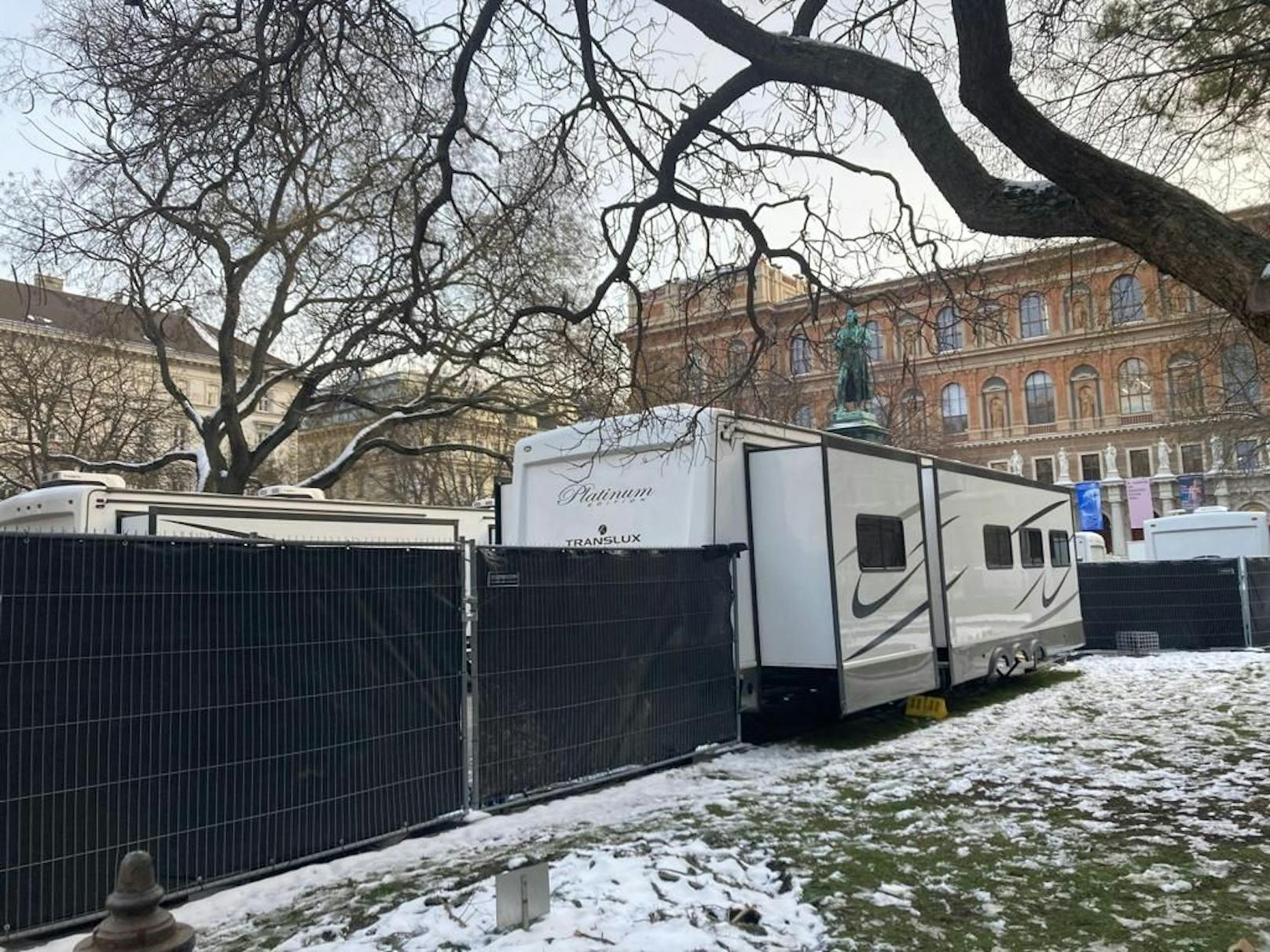 Kate Winslet, Hugh Grant und Co. drehen jetzt in Wien die Serie "The Palace". Am Schillerplatz in der City stehen die Wohnwägen für Crew und Cast.