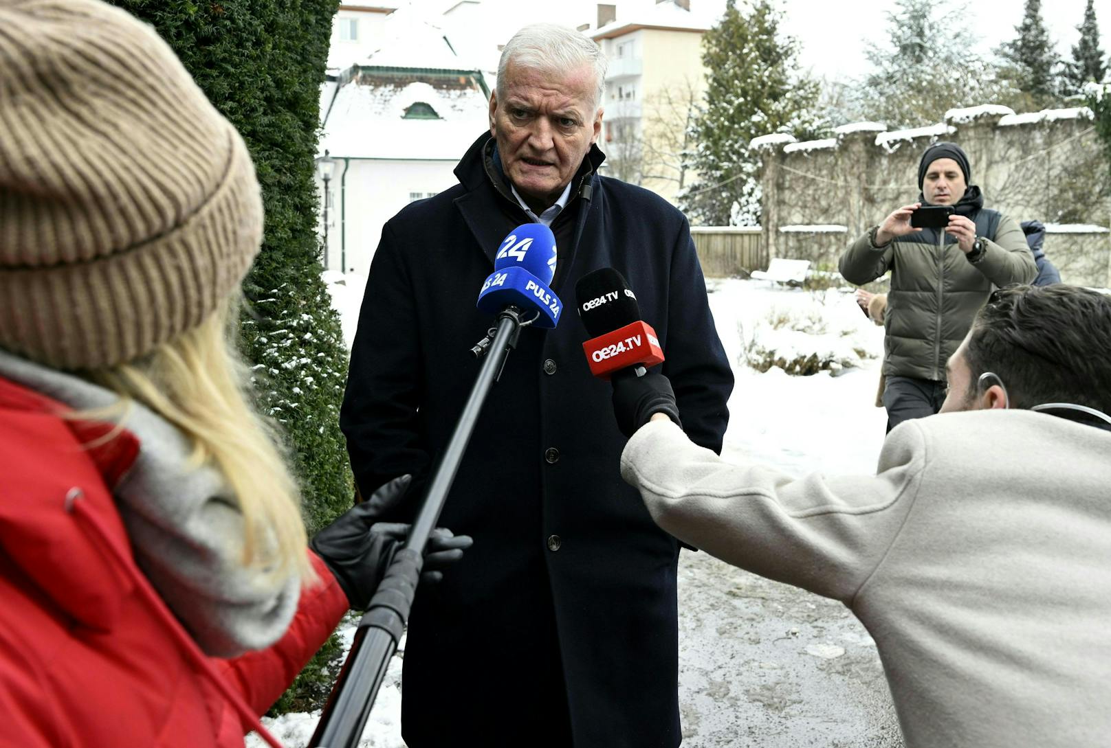 Franz Schnabl steht den Reportern Rede und Antwort.