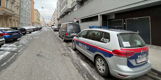 Die Wiener Polizei fand den blutverschmierten Tatverdächtigen im Stiegenhaus. (Symbolbild)