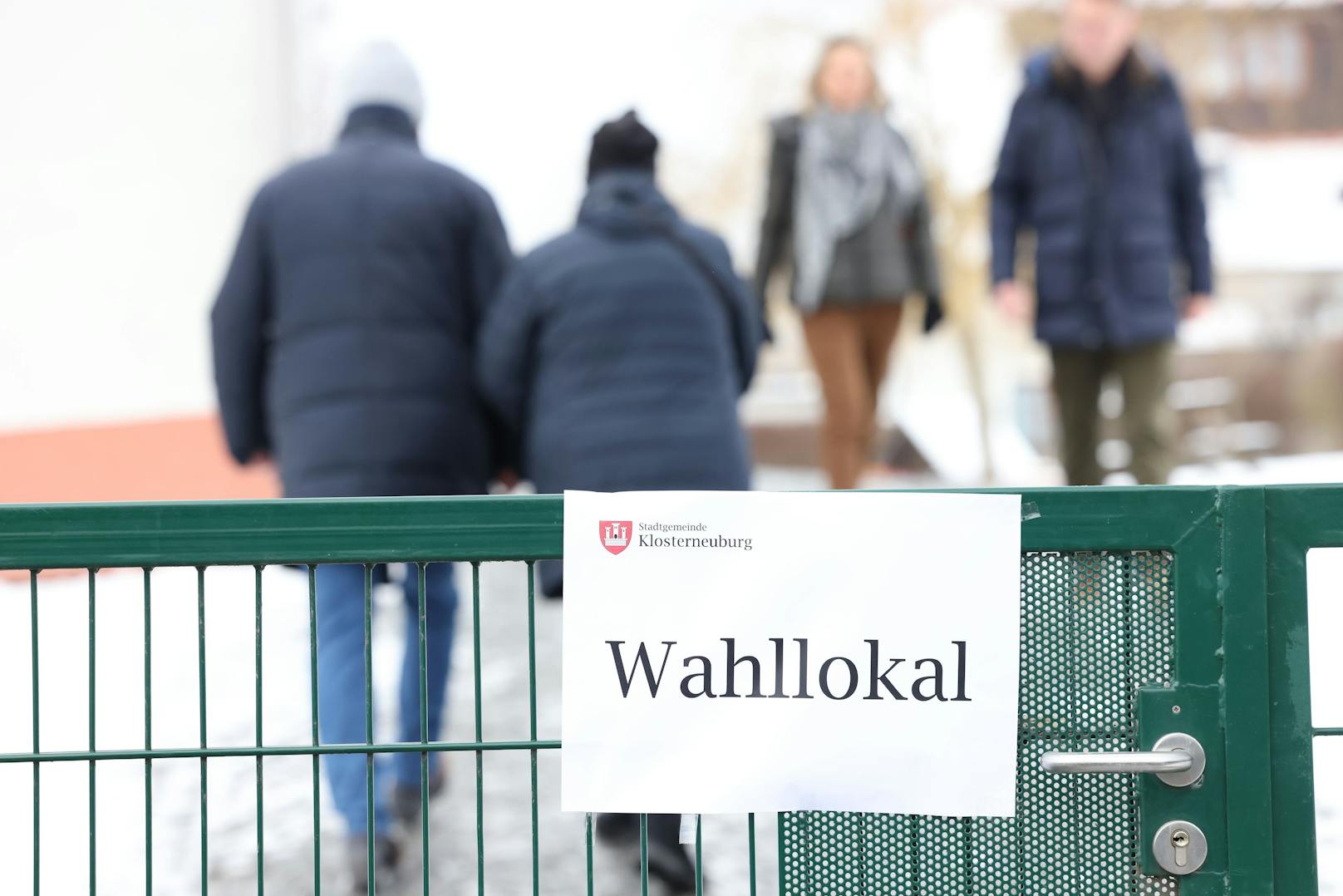 Aufschrift "Wahllokal" im Rahmen der Landtagswahl Niederösterreich am Sonntag, 29. Jänner 2023, in Klosterneuburg.&nbsp;