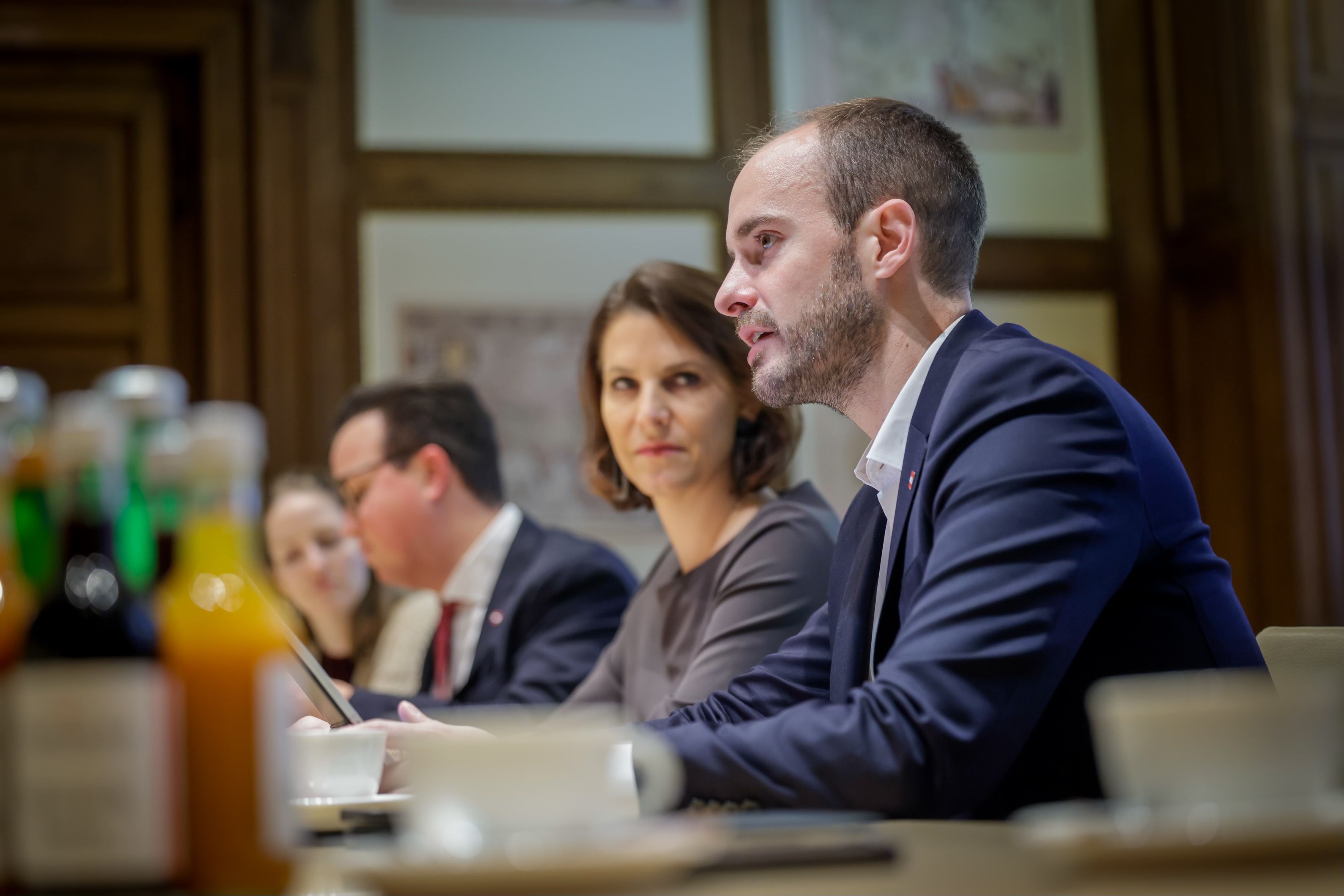 undesministerin Karoline Edtstadler, Staatssekretär Florian Tursky und Expertinnen aus der österreichischen Technologie.