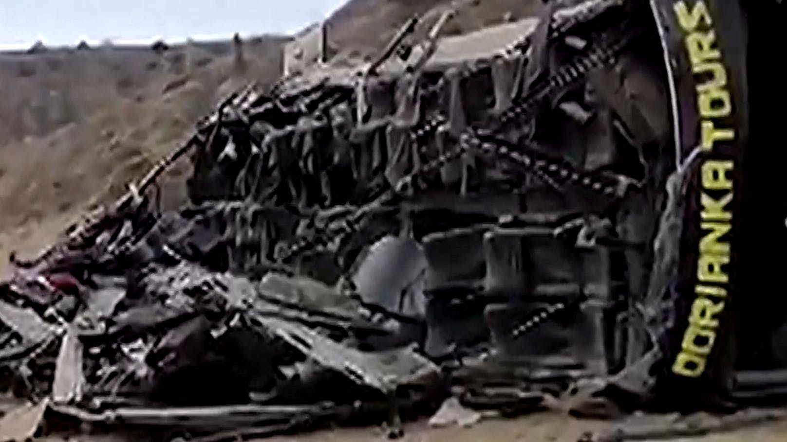 Ein Blick auf die Absturzstelle und teilweise bedeckte Leichen, nachdem ein Bus mit 60 Passagieren von einer Klippe im Bezirk El Alto, Peru, 28. Januar 2023 gestürzt war