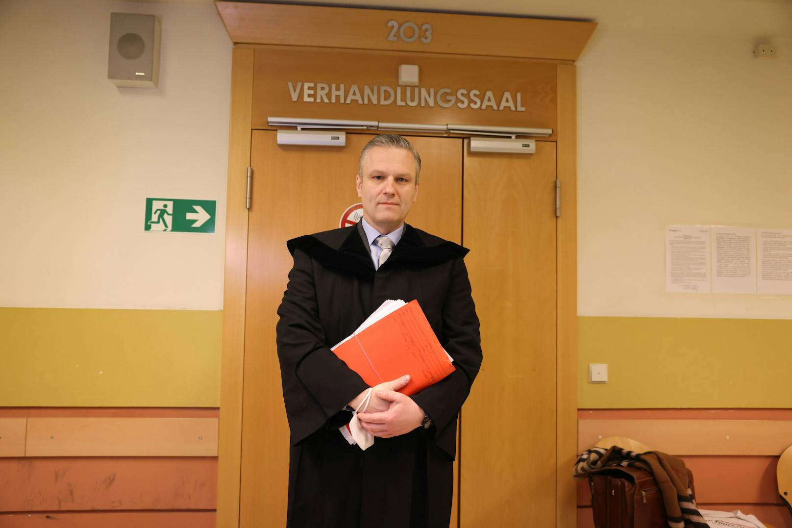 Anwalt Manfred Arbacher-Stöger verteidigte den Angeklagten, das Medieninteresse war riesig.