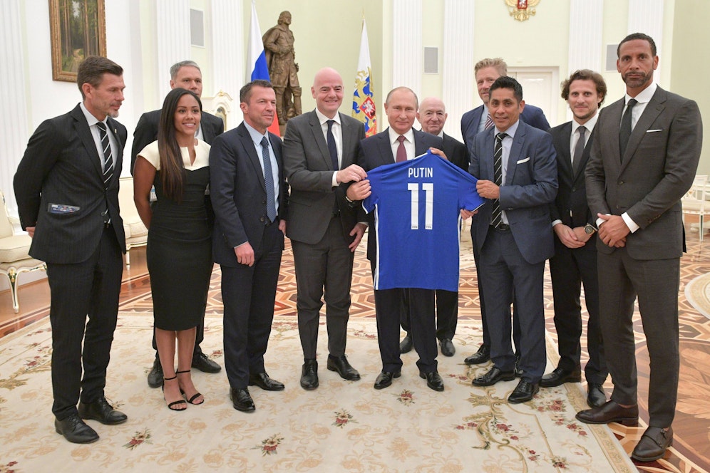 England-Ikone Rio Ferdinand (ganz r.) bei Wladimir Putin