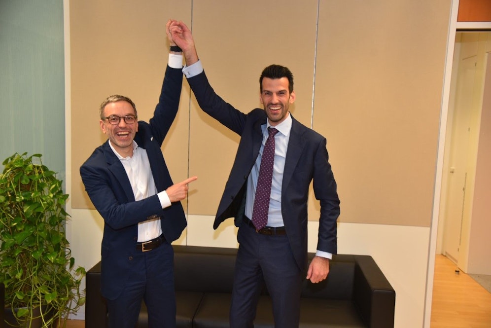 Wahlsieger Udo Landbauer mit FP-Bundeschef Herbert Kickl warnt vor Rot-Schwarz.