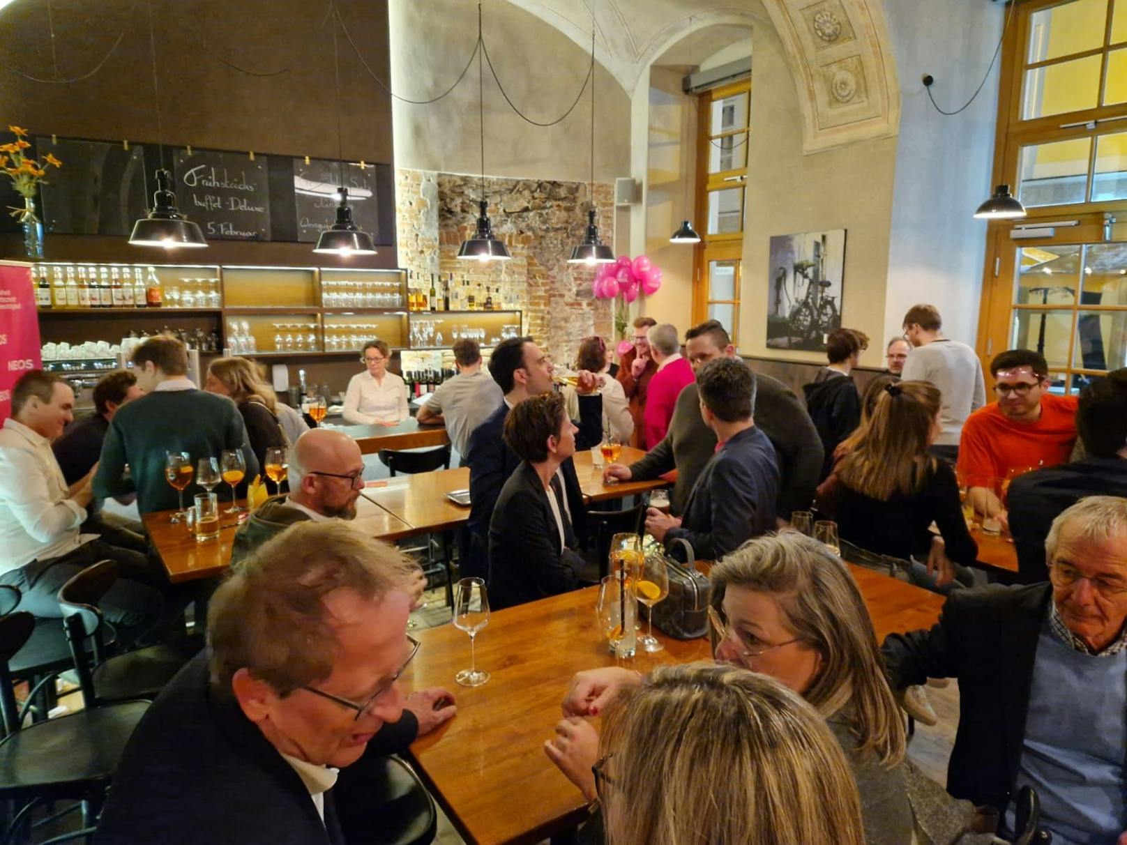 Die NEOS im Cafe im Palais Wellenstein in St. Pölten mit Indra Collini