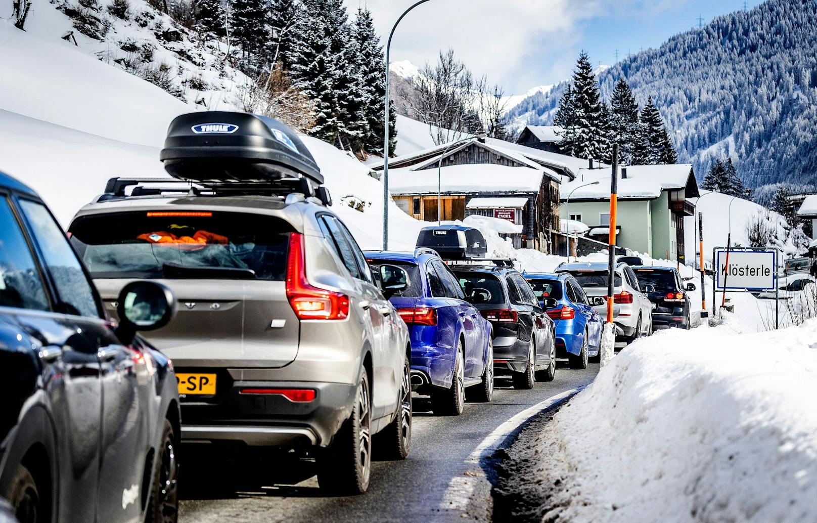 Falschmeldungen über schlimme Strafen für falsch verstaute Skis ängstigen derzeit Österreich-Urlauber.