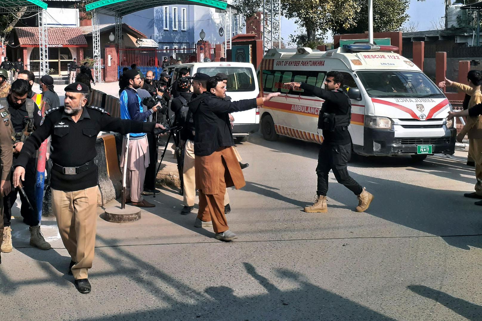 Bei einer Explosion in einer Moschee in Pakistan wurden mindestens 27 Personen getötet.