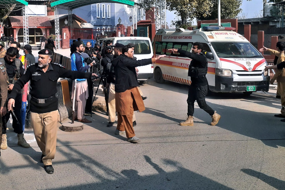 Bei einer Explosion in einer Moschee in Pakistan wurden mindestens 27 Personen getötet.