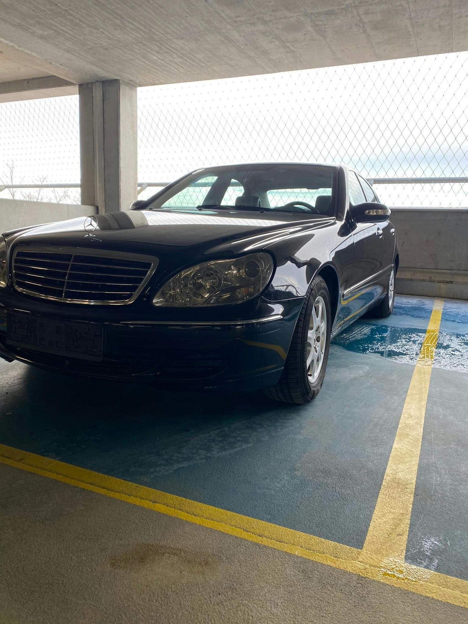 Für drei Tage musste der Wiener seinen Mercedes in einer Garage parken – Abschleppdienst inklusive.