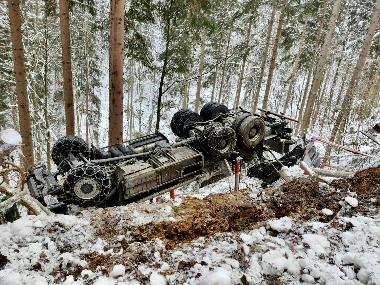 Lkw überschlägt sich – Lenker bleibt nahezu unverletzt