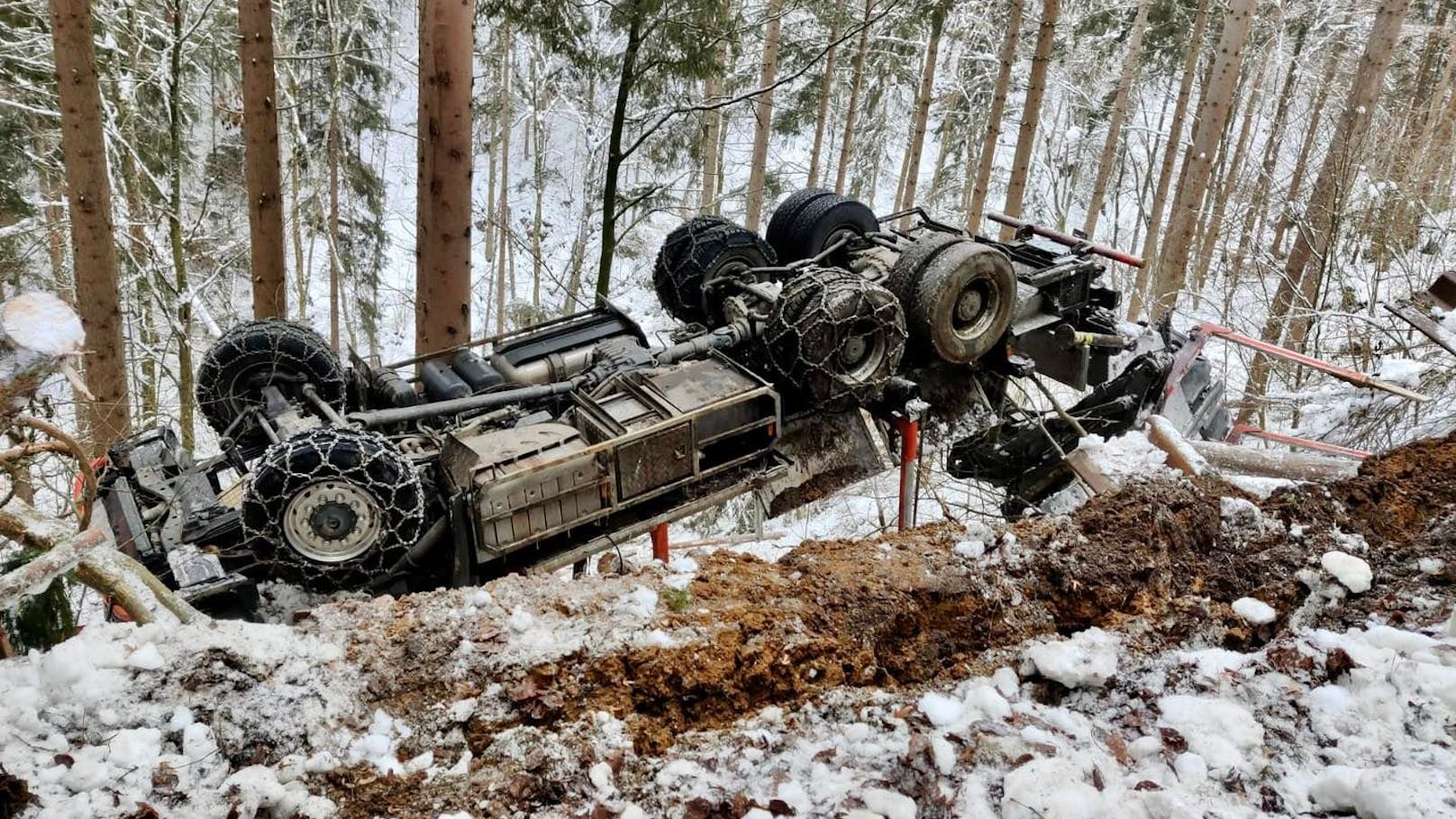 In Neuhaus (Kärnten) ereignete sich am Montag (30.01.2023) ein schwerer Verkehrsunfall. 