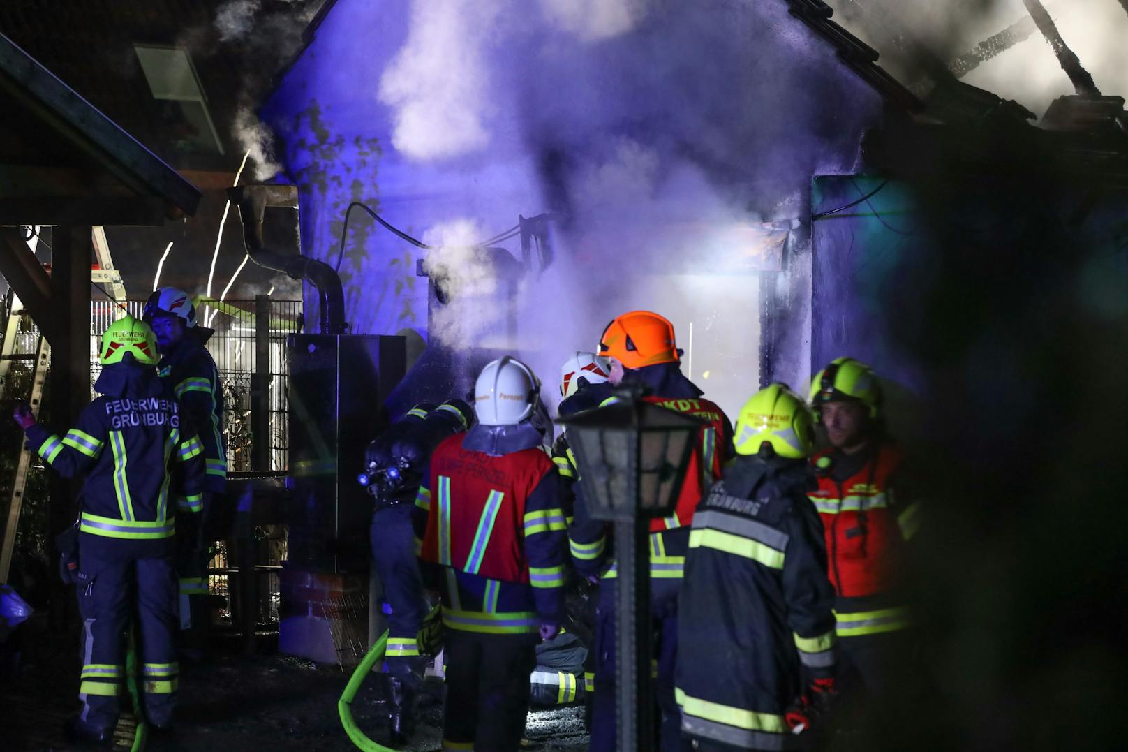 Vier Feuerwehren standen in der Nacht auf Montag in Grünburg (Bezirk Kirchdorf an der Krems) bei einem Brand eines Gebäudes neben einem Wohnhaus im Einsatz.