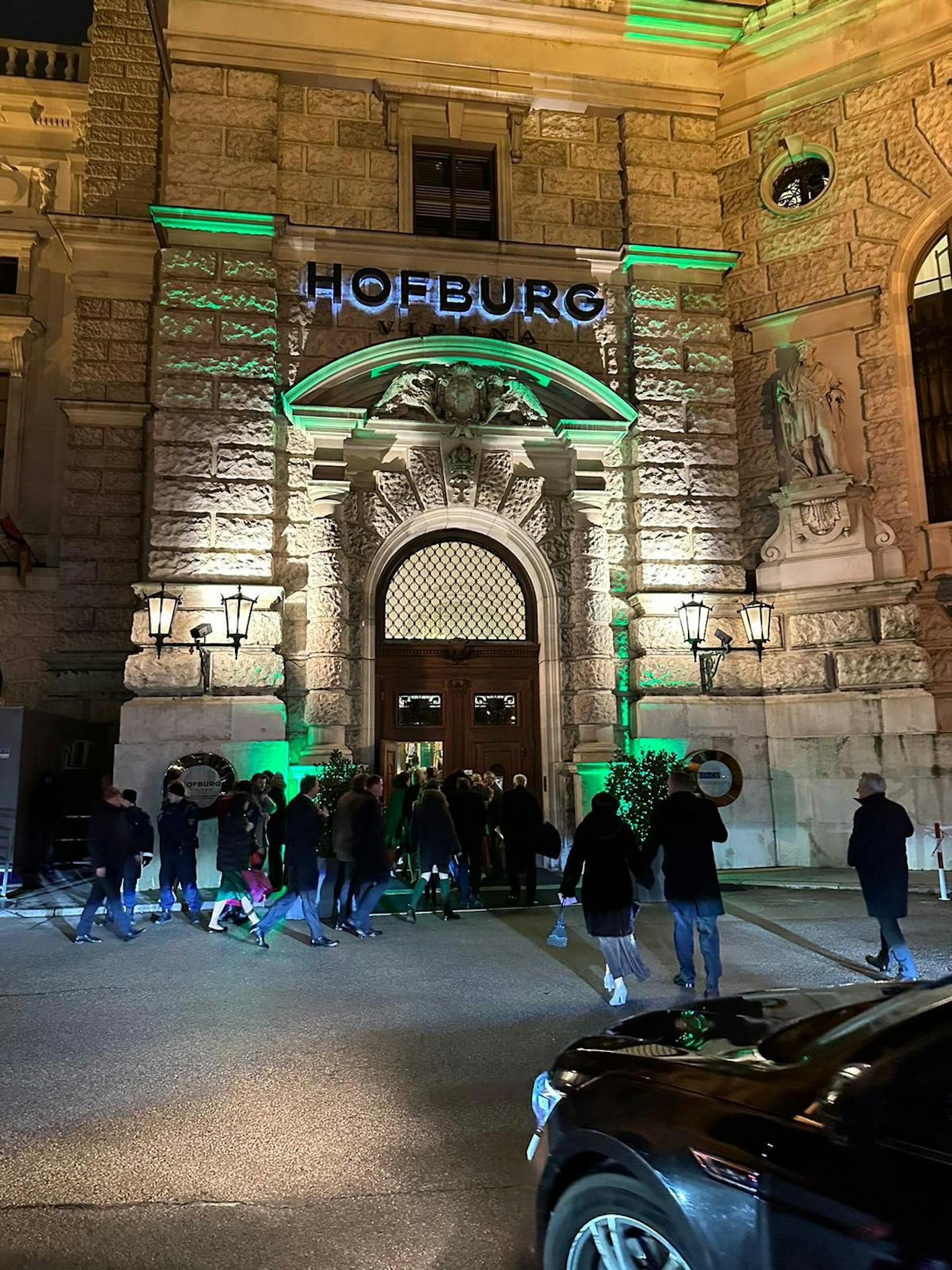 Vor dem Eingang in die Hofburg sorgten einige Aktivisten für Aufregung unter den Jägerball-Gästen. 