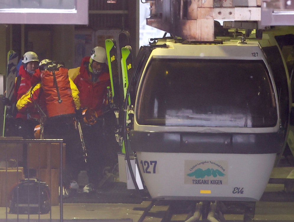 Die Einsatzkräfte am Weg zu den Verschütteten. 